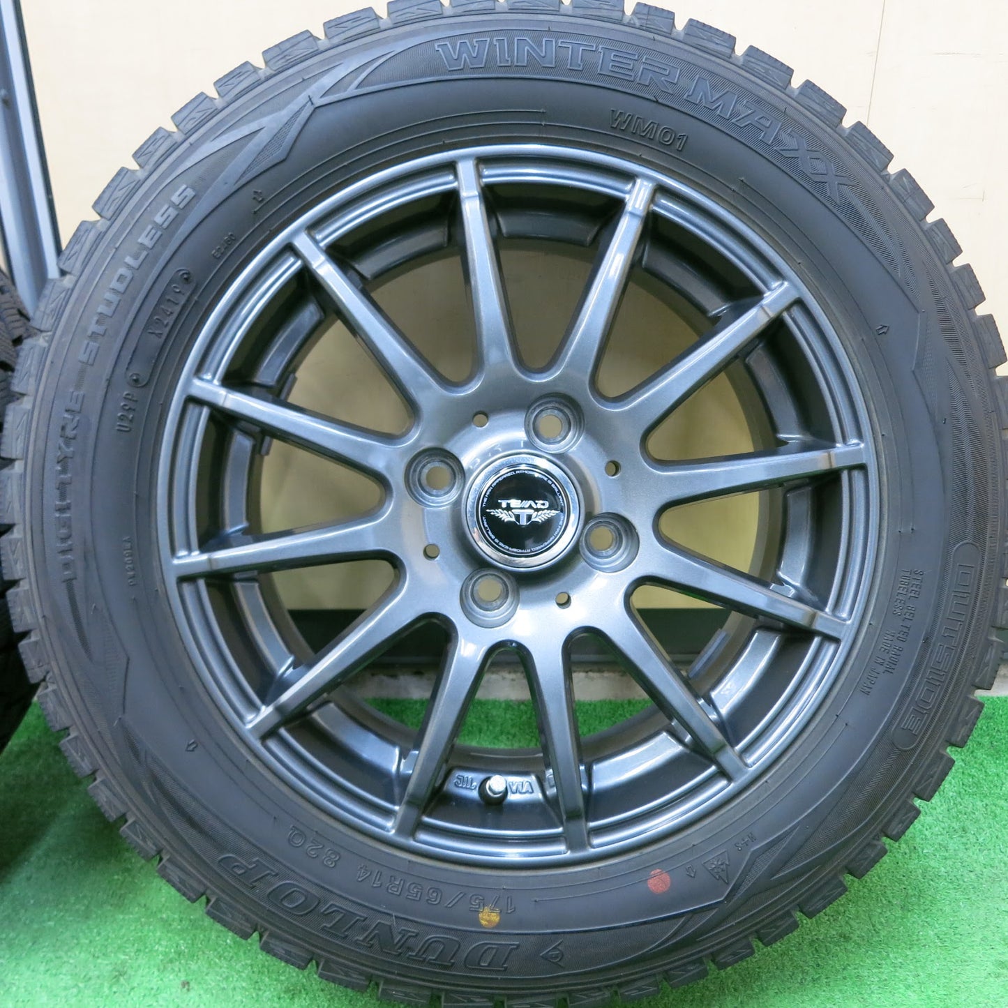 [送料無料]超バリ溝！19年！キレイ！9.5分以上★スタッドレス 175/65R14 ダンロップ ウインターマックス WM01 TEAD テッド 14インチ PCD100/4H★3072903ヒス