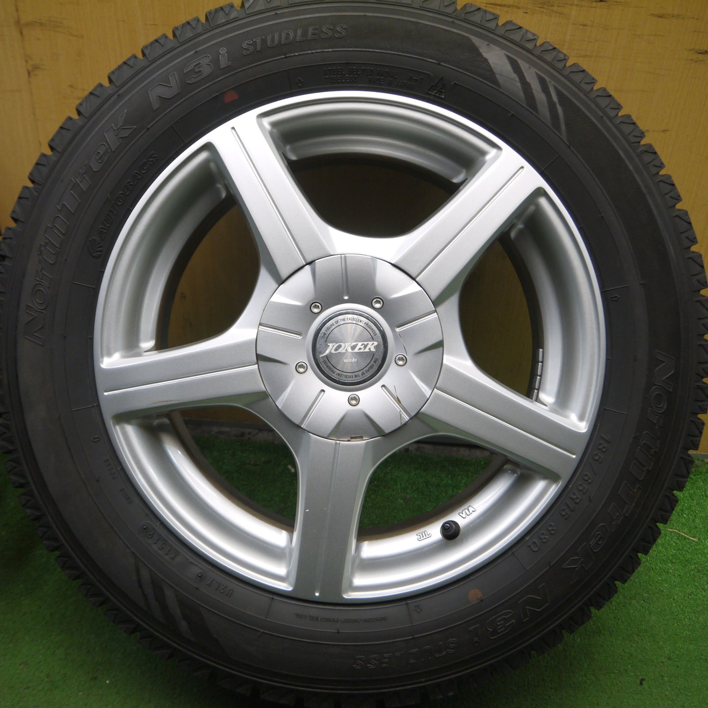 *送料無料* 超バリ溝！9.5分以上★スタッドレス 185/65R15 オートバックス ノーストレック N3i JOKER ジョーカー PCD100 114.3/4H マルチ★4022102Hス