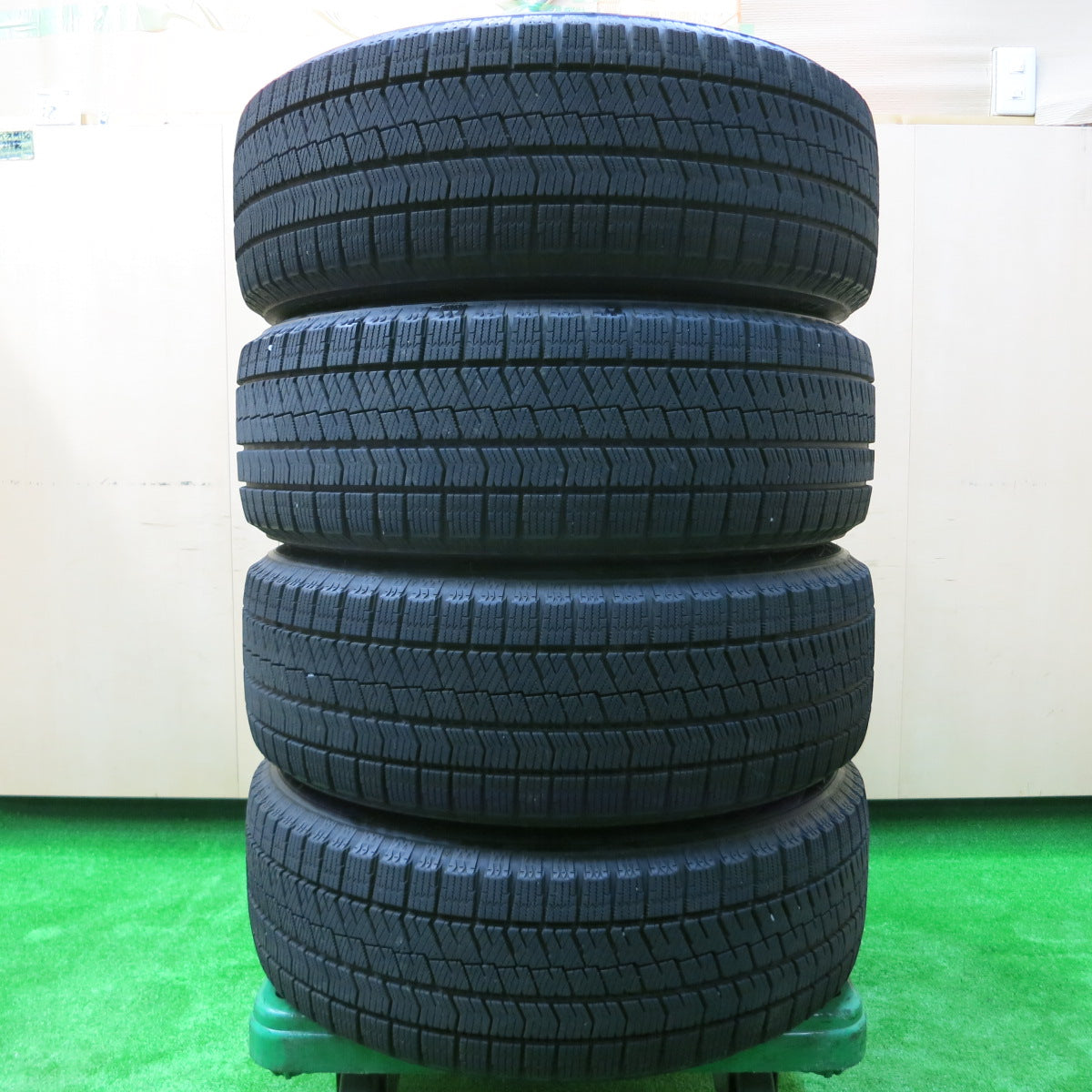 *送料無料*バリ溝！19年！綺麗！8.5分★スタッドレス 205/60R16 ブリヂストン ブリザック VRX2 ECO FORME 16インチ PCD114.3/5H★3110103イス