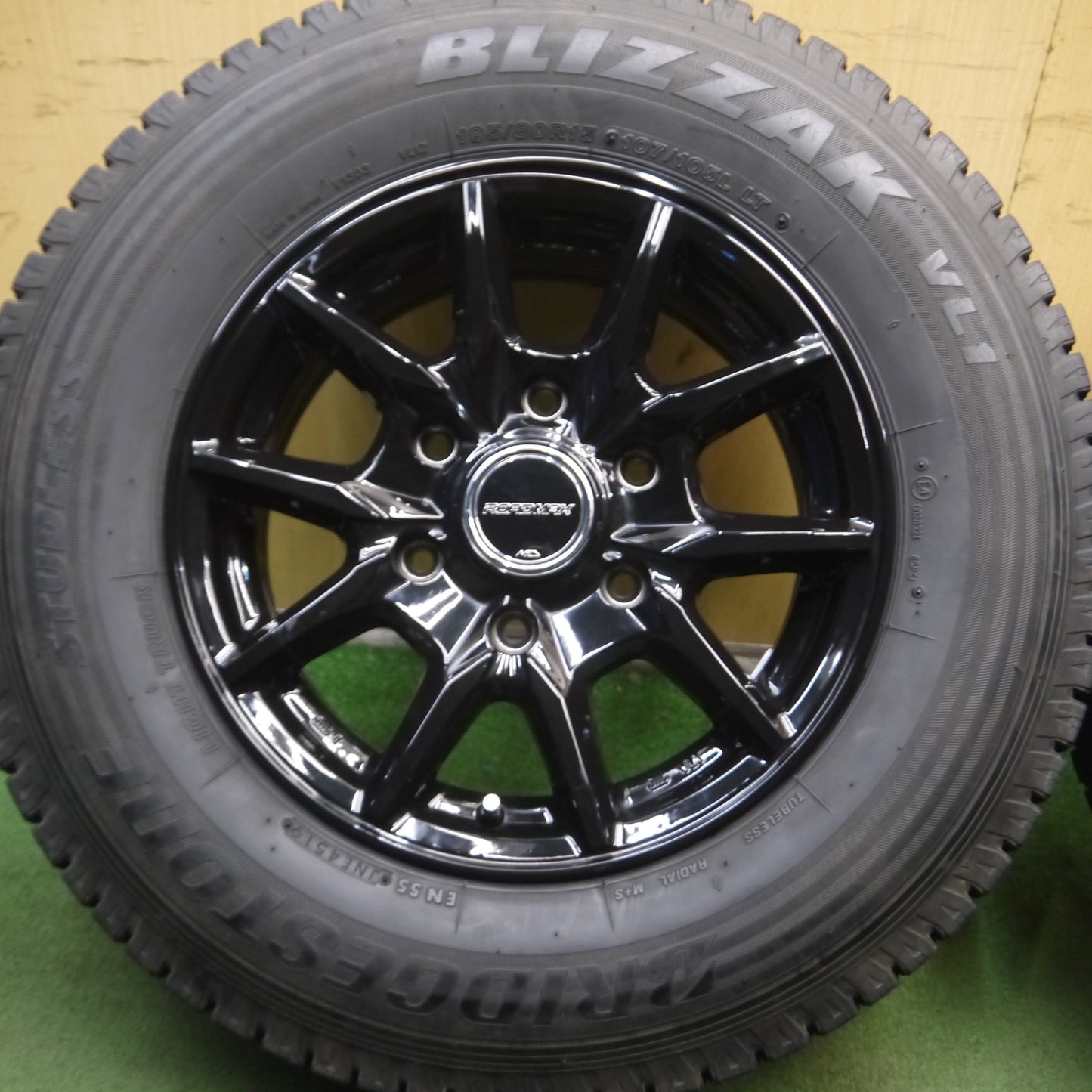 *送料無料* バリ溝！キレイ！9分★ハイエース 等 195/80R15 107/105L スタッドレス ブリヂストン ブリザック VL1 ROADMAX MiD PCD139.7/6H★4021418Hス