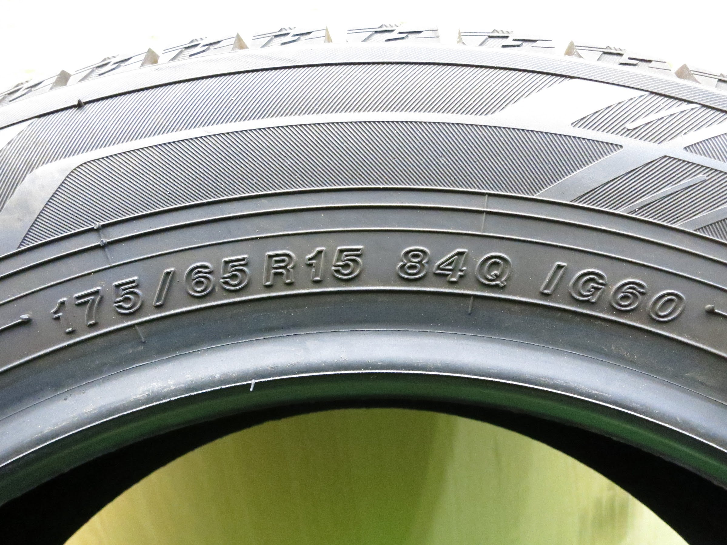 [送料無料]バリ溝！21年！ほぼ10分★スタッドレス 175/65R15 ヨコハマ アイスガード iG60 タイヤ 15インチ アクア ヴィッツ  フィット 等★2121609Hスタ