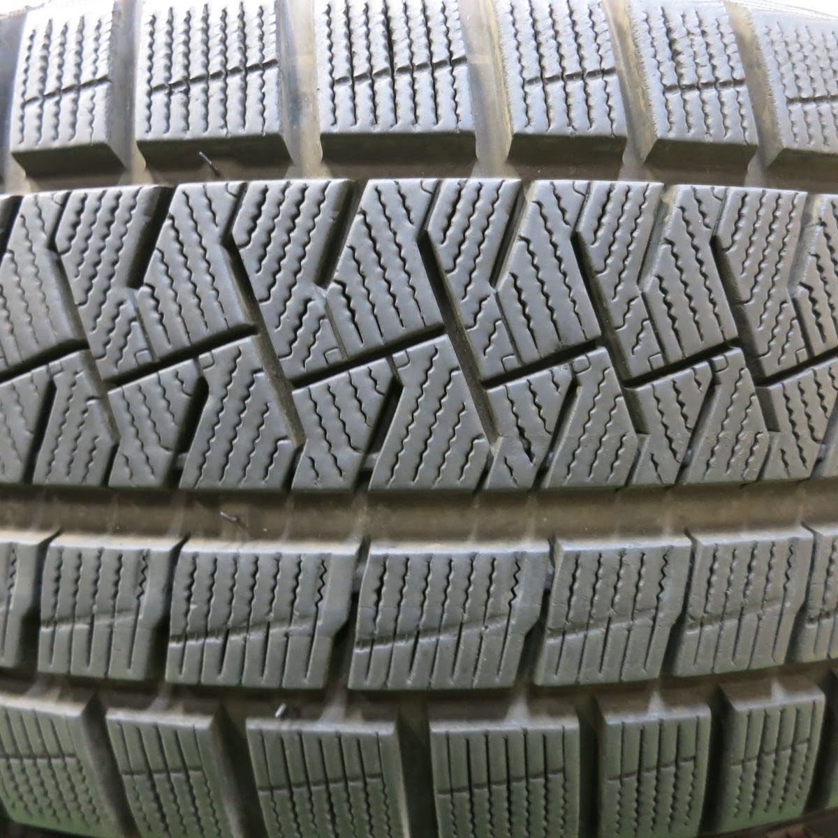 [送料無料]バリ溝！20年！8.5分★スタッドレス 215/60R17 ピレリ アイスアシンメトリコ プラス タイヤ 17インチ カローラクロス ヴェルファイア 等★3072913イスタ