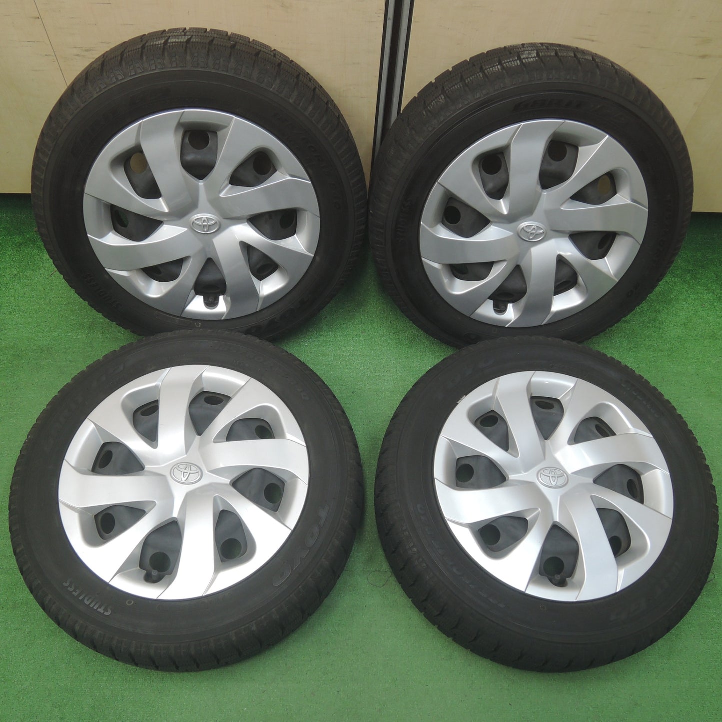 *送料無料*バリ溝！キレイ！9.5分★トヨタ シエンタ 純正 スチール 185/60R15 スタッドレス トーヨー ガリット G5 PCD100/5H★4011908SYス