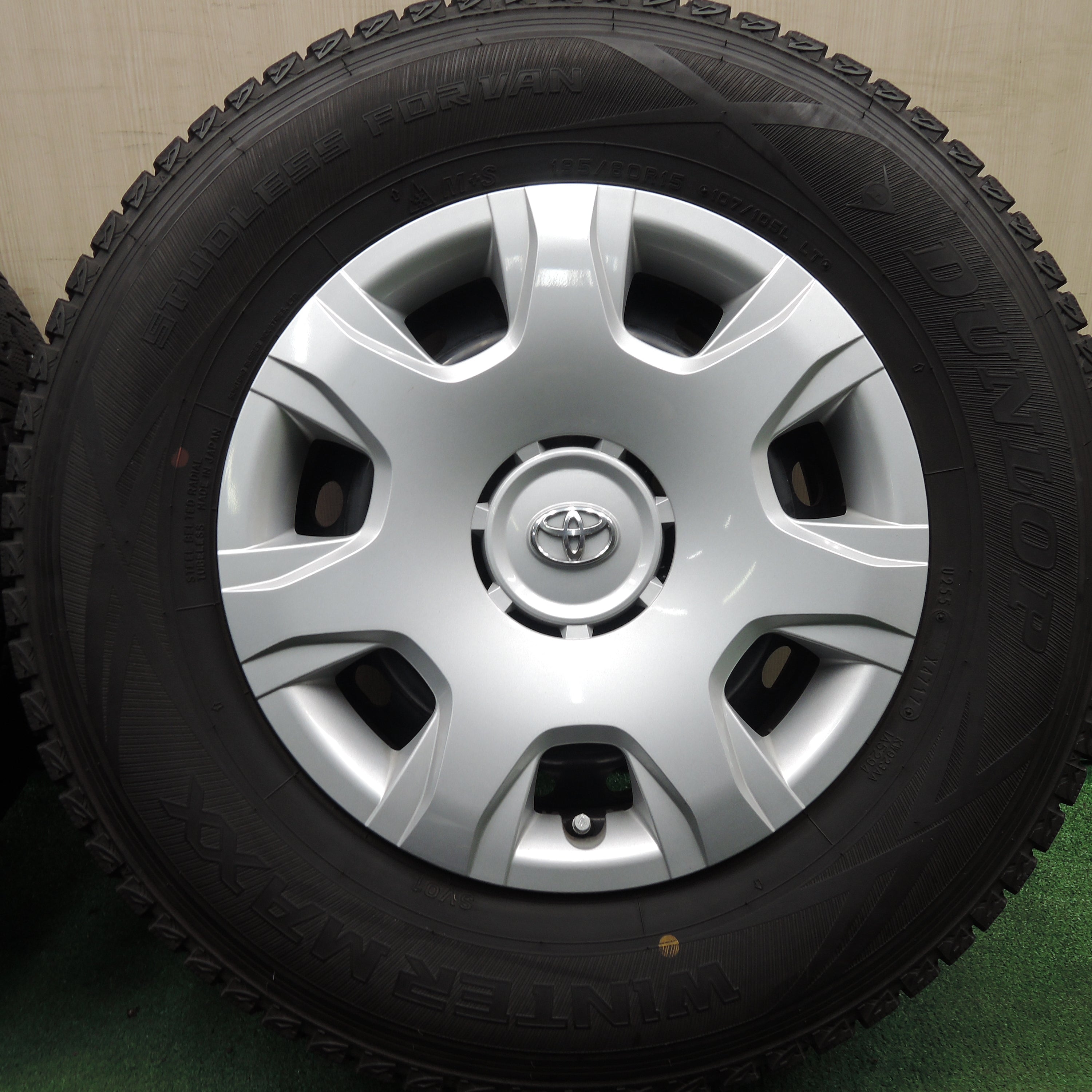 *送料無料*バリ溝！9.5分★トヨタ 200系 ハイエース 純正 スチール 195/80R15 スタッドレス ダンロップ ウインターマックス SV01  PCD139.7/6H★3121614HAス