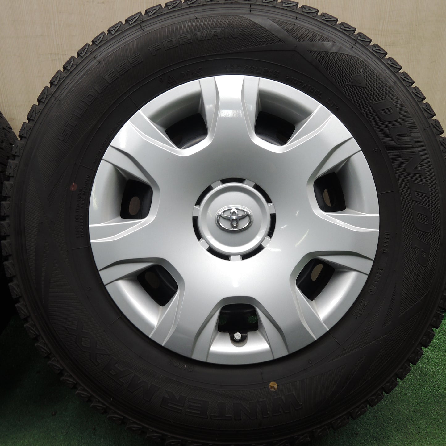 *送料無料*バリ溝！9.5分★トヨタ 200系 ハイエース 純正 スチール 195/80R15 スタッドレス ダンロップ ウインターマックス SV01 PCD139.7/6H★3121614HAス