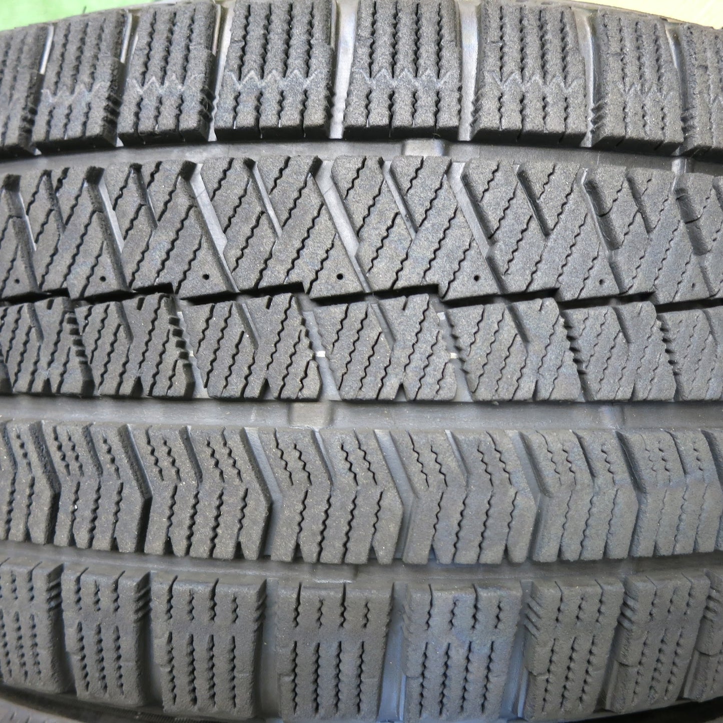 [送料無料]バリ溝！キレイ！9分★ボルボ 等 SPORT TECHNIC 205/55R16 スタッドレス ブリヂストン ブリザック VRX2 S DESIGN 16インチ PCD108/5H★3052406Hス