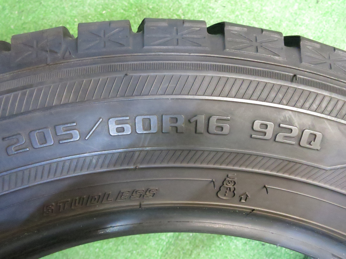 [送料無料]バリ溝！19年！9分★スタッドレス 205/60R16 グッドイヤー アイスナビ6 タイヤ 16インチ ノア ヴォクシー ステップワゴン プリウスα 等★2122801Hスタ