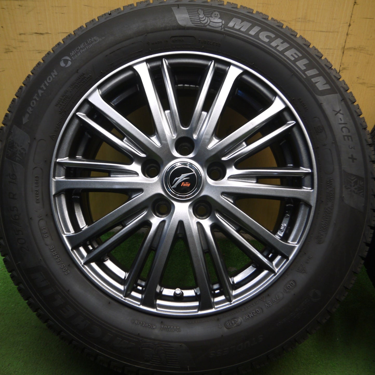 *送料無料* バリ溝！キレイ！9分★スタッドレス 205/65R16 ミシュラン X-ICE3+ Fang ファング 16インチ PCD114.3/5H★4022610Hス