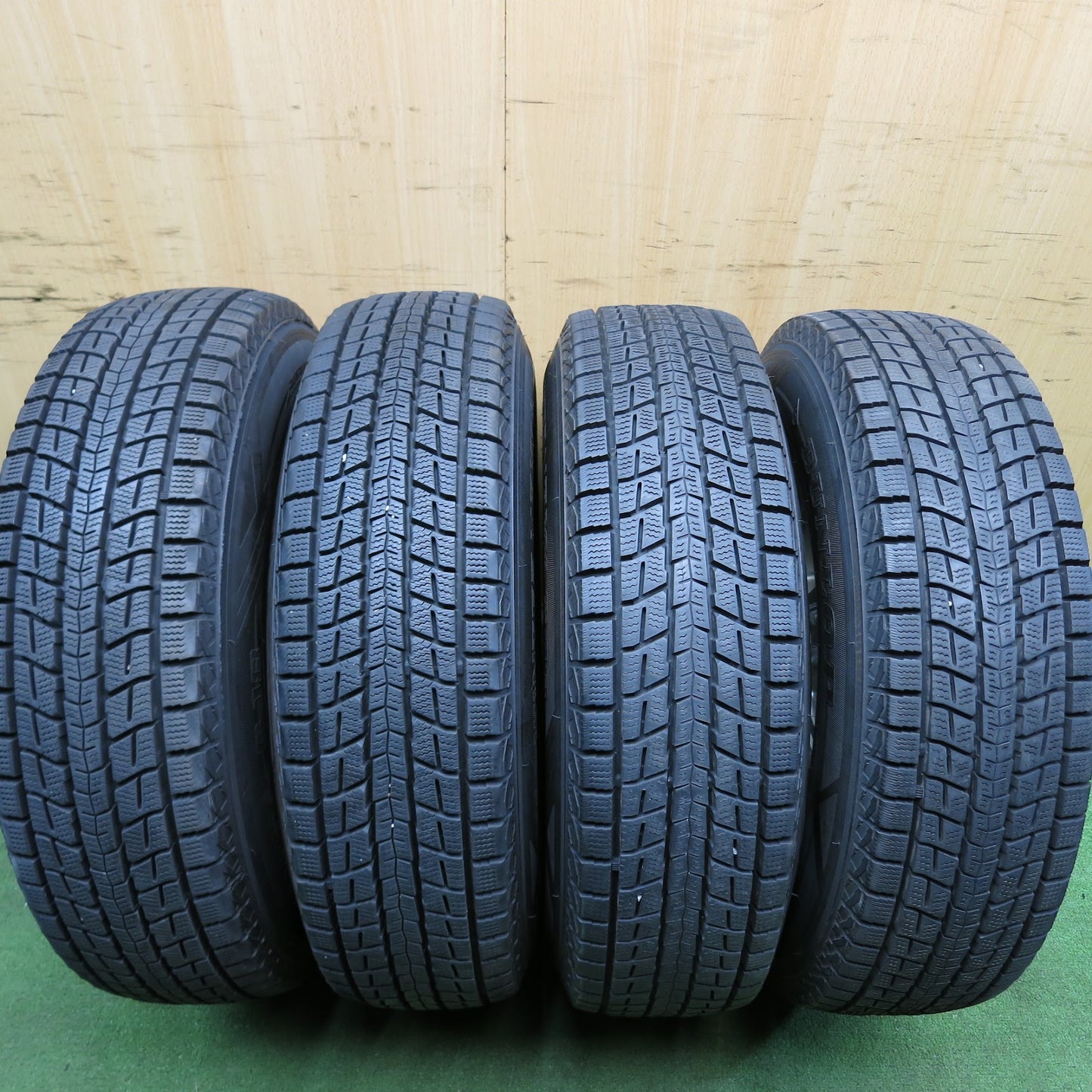 [送料無料]バリ溝！9.5分以上★ハイエース 等 KEELER 195/80R15 スタッドレス ダンロップ ウインターマックス SJ8 キーラー 15インチ PCD139.7/6H★3041006Hス