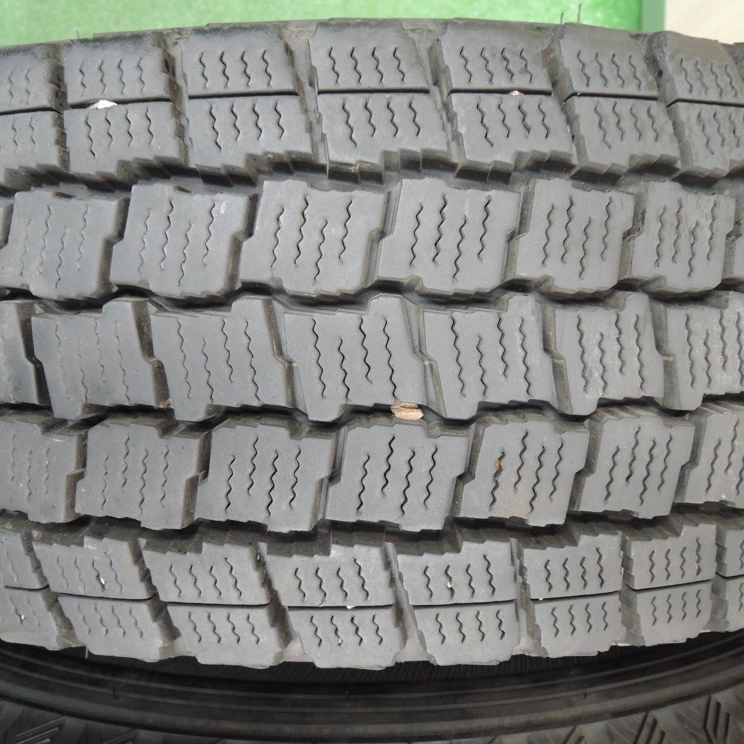 *送料無料*バリ溝！20年！キレイ！9.5分★ハイエース等 KEELER 195/80R15 スタッドレス グッドイヤー アイスナビ CARGO キーラー 15インチ PCD139.7/6H★3121307TNス