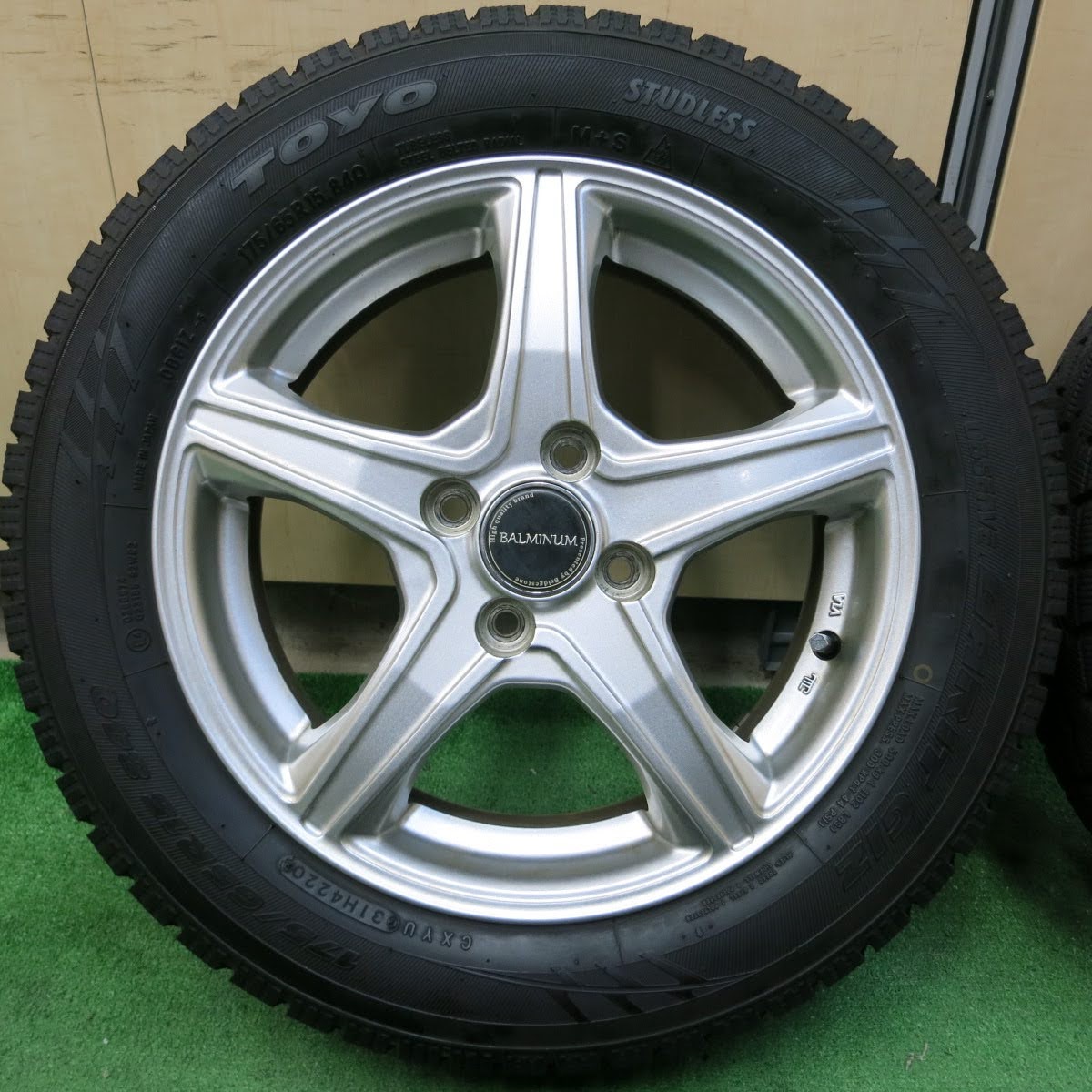 [送料無料]バリ溝！20年！キレイ！9.5分★スタッドレス 175/65R15 トーヨー オブザーブ ガリット GIZ BALMINUM バルミナ 15インチ PCD100/4H★3070503イス