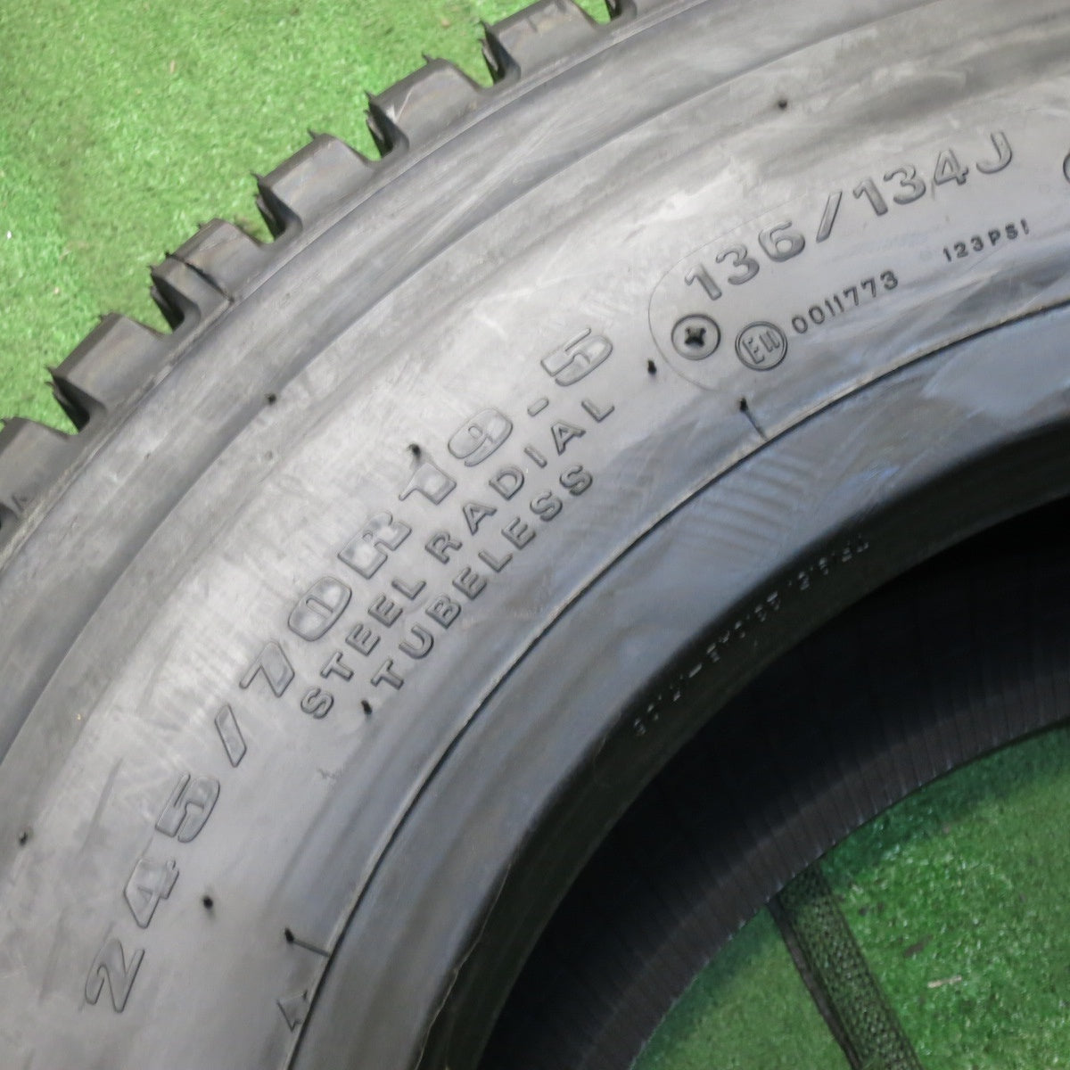 *送料無料* 未使用！21年★トラック タイヤ 245/70R19.5 136/134J スタッドレス ダンロップ デクテス SP001 DECTES 19.5インチ★4021004クスタ