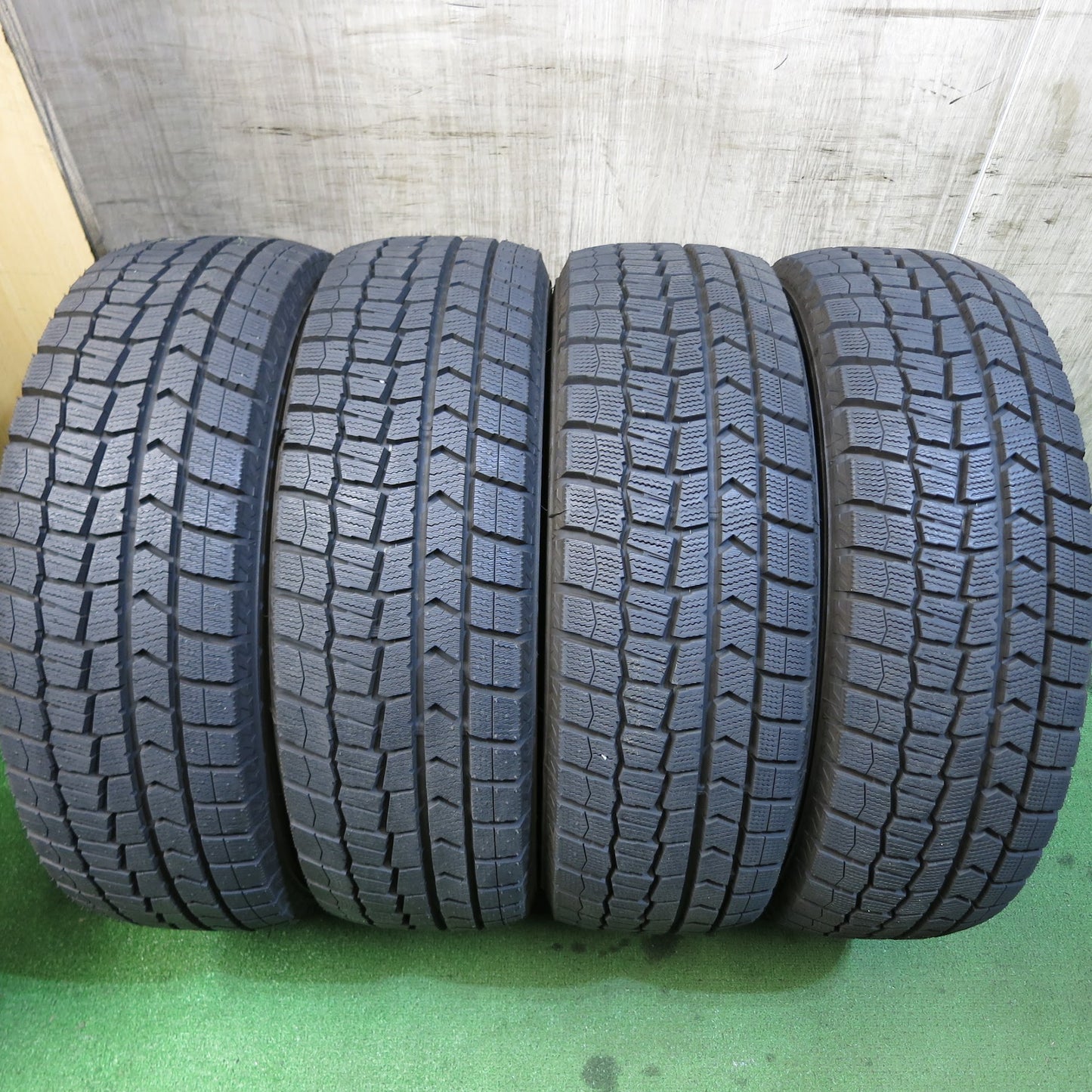 [送料無料]バリ溝！21年！ほぼ10分★スタッドレス 195/65R15 ダンロップ ウインターマックス WM02 タイヤ 15インチ プリウス ノア ヴォクシー 等★3060901Hスタ