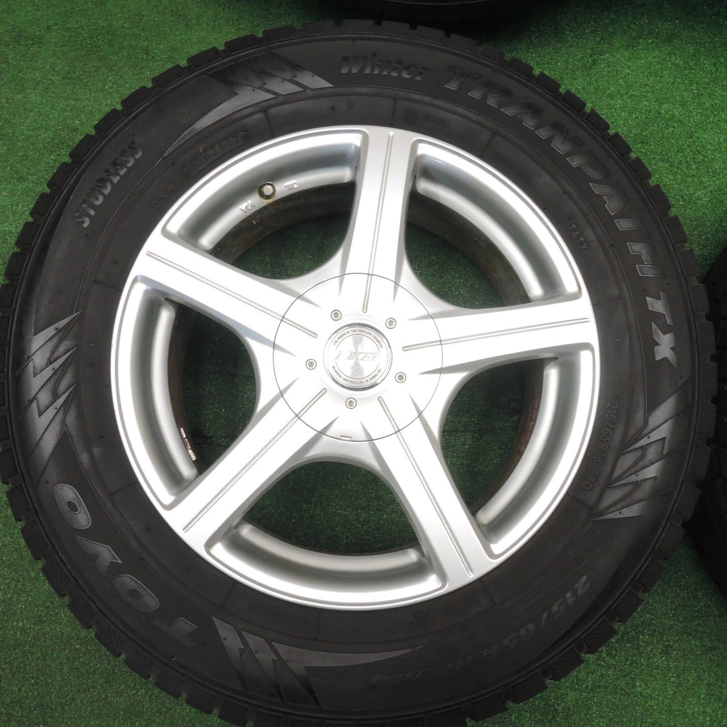 [送料無料] バリ溝！9.5分★スタッドレス 215/65R16 トーヨー ウインタートランパス TX JOKER weds PCD114.3 100/5H マルチ★3102601TNス