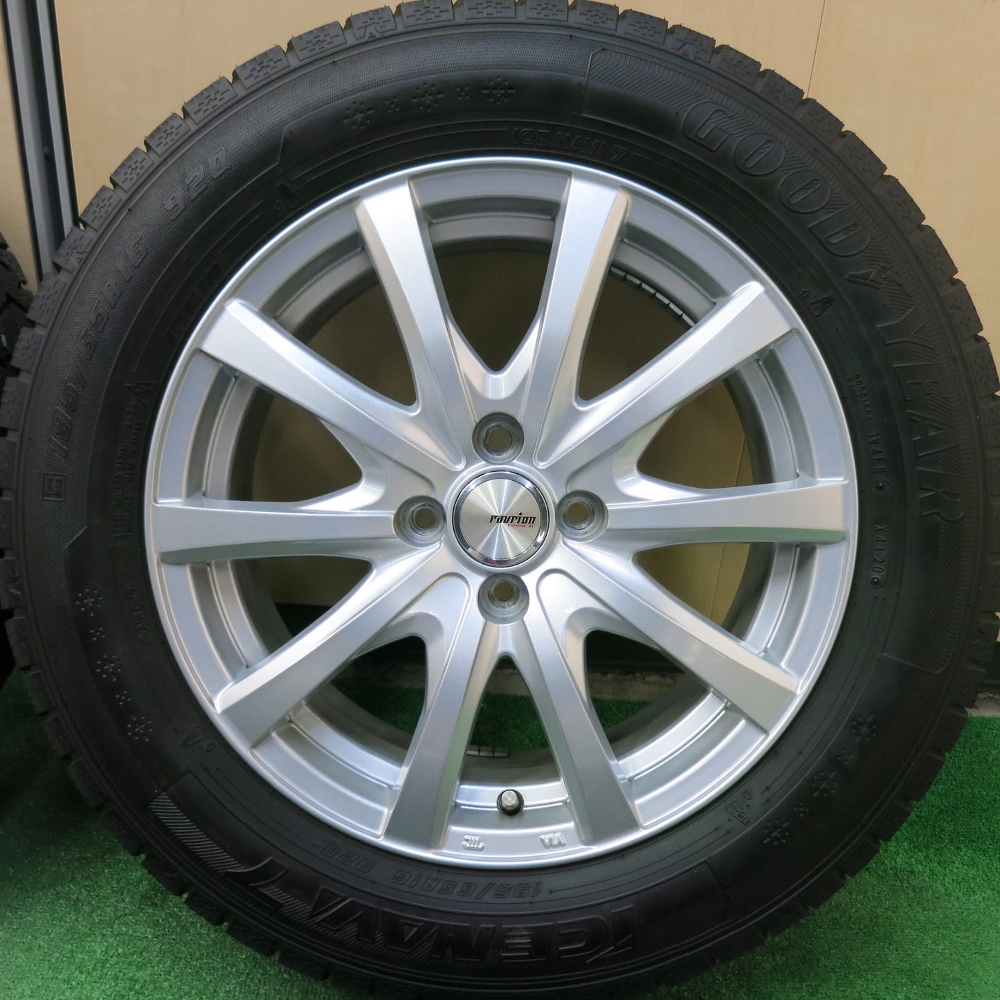 [送料無料]超バリ溝！20年！キレイ！ほぼ10分★スタッドレス 195/65R16 グッドイヤー アイスナビ7 ravrion RS01 16インチ ラブリオン PCD100/4H★3051302ヒス