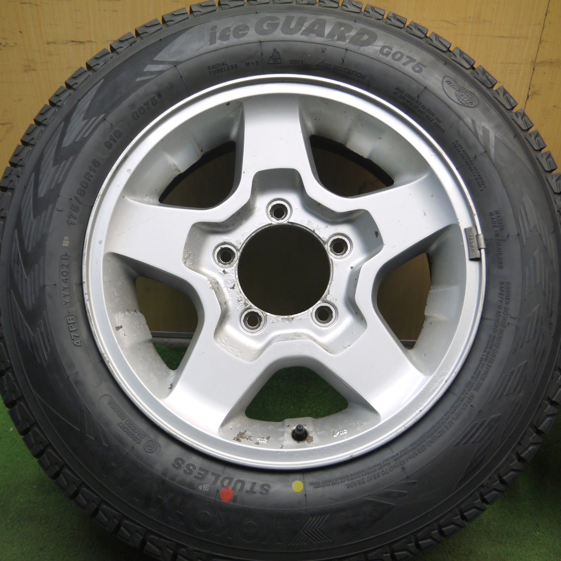 [送料無料]タイヤ未使用！21年★スズキ JB23 ジムニー 純正 175/80R16 スタッドレス ヨコハマ アイスガード G075 16インチ  PCD139.7/5H★3111302Hス