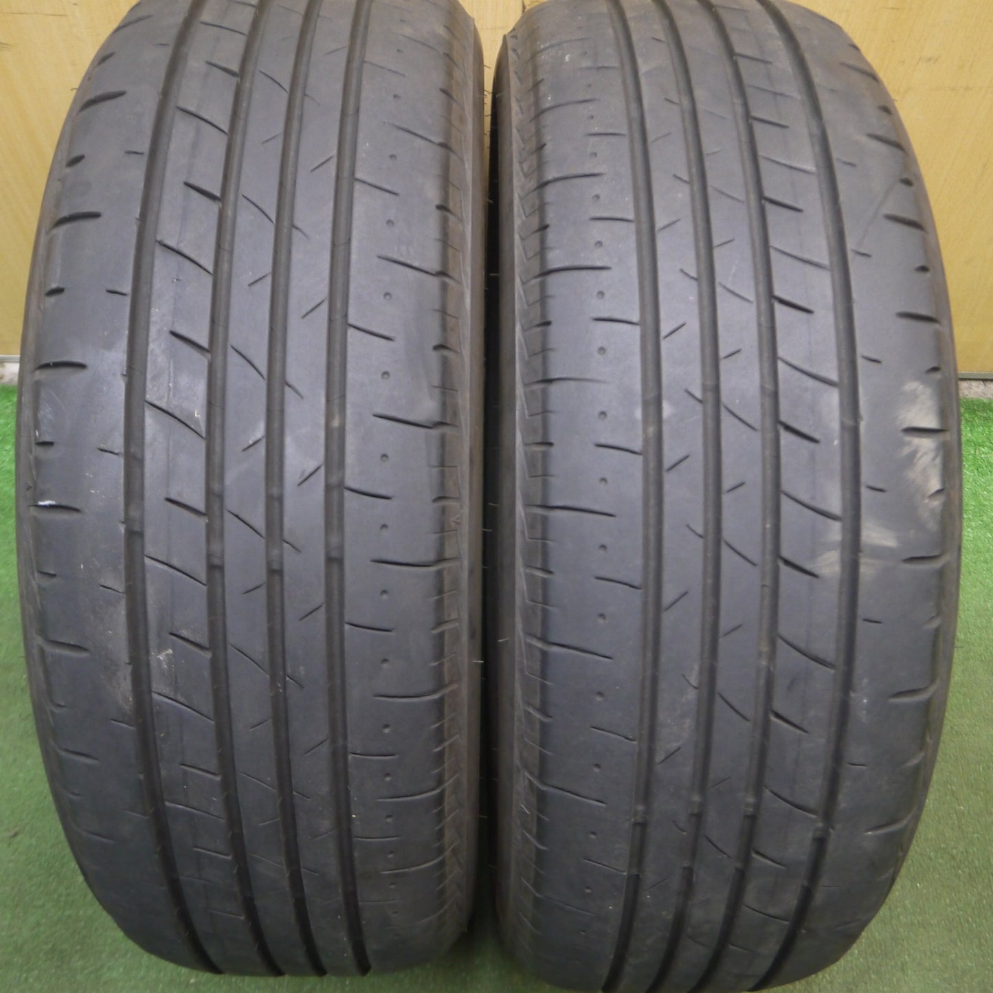 *送料無料* バリ溝！22年！9.5分★205/55R17 ブリヂストン プレイズ PX-RV2 タイヤ 17インチ ステップワゴン ノア ヴォクシー等★4022901KKノタ