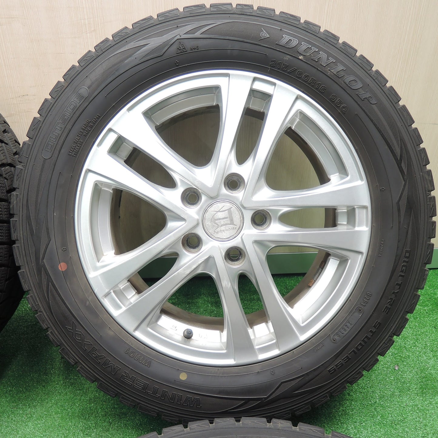 [送料無料]バリ溝！キレイ！9.5分★スタッドレス 215/60R16 Aphrodite ダンロップ ウインターマックス WM01 アフロディーテ 16インチ PCD114.3/5H★3101908TNス