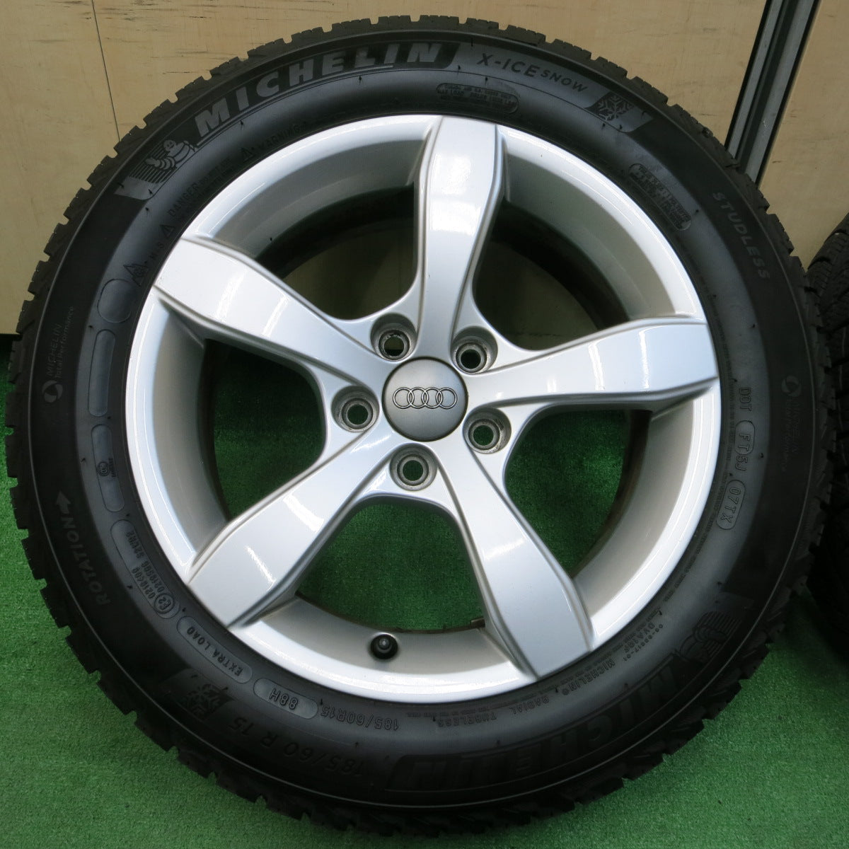 *送料無料*バリ溝！20年！キレイ！9.5分以上★アウディ A1 純正 ATS 185/60R15 スタッドレス ミシュラン X-ICE XI3  ミシュラン X-ICE SNOW PCD100/5H★4010503イス