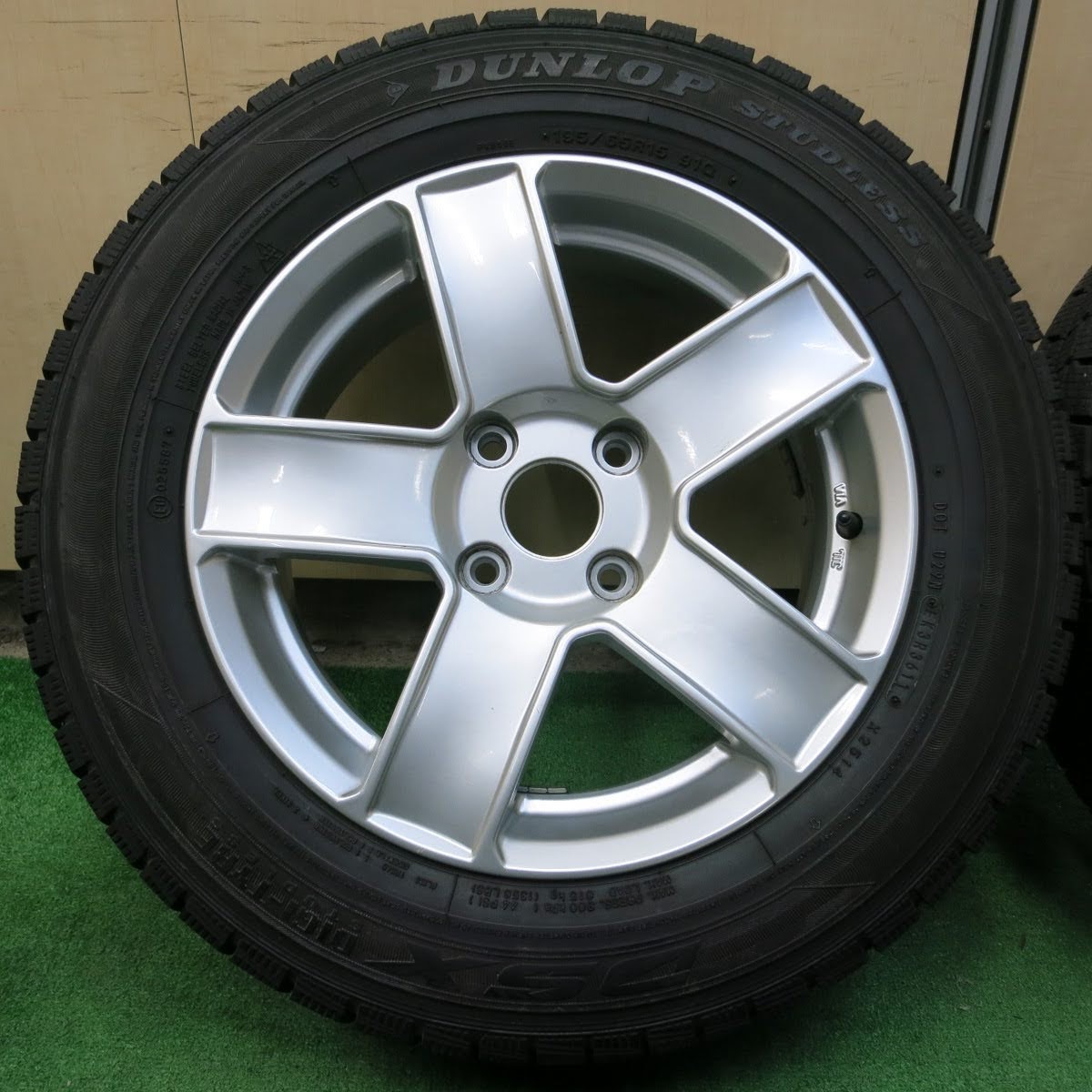 [送料無料]バリ溝！キレイ！9.5分★プジョー 等 195/65R15 AGA TARGA スタッドレス ダンロップ DSX 15インチ  PCD108/4H★3070205イス