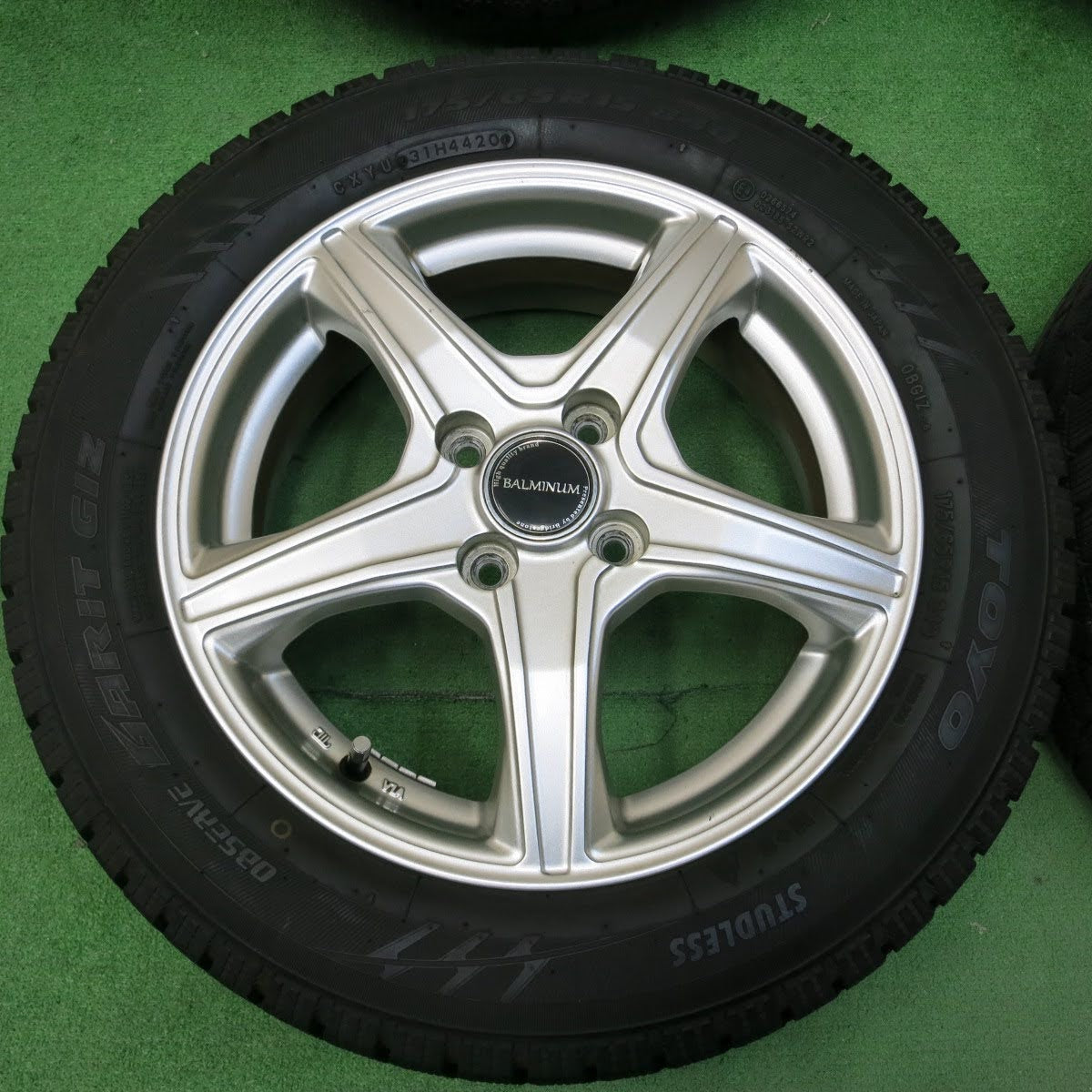 [送料無料]バリ溝！20年！キレイ！9.5分★スタッドレス 175/65R15 トーヨー オブザーブ ガリット GIZ BALMINUM バルミナ 15インチ PCD100/4H★3070503イス