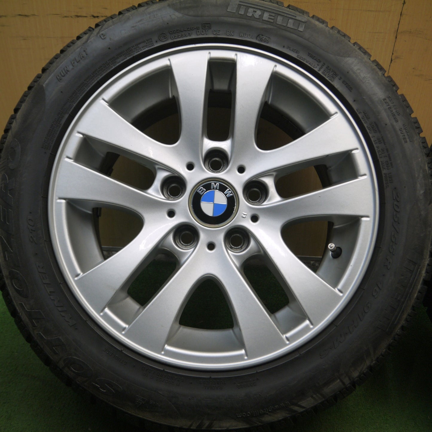 *送料無料* バリ溝！キレイ！8.5分★BMW 3シリーズ E90 E91 純正 205/55R16 スタッドレス ピレリ SOTTOZERO WINTER 210 PCD120/5H★4022108Hス