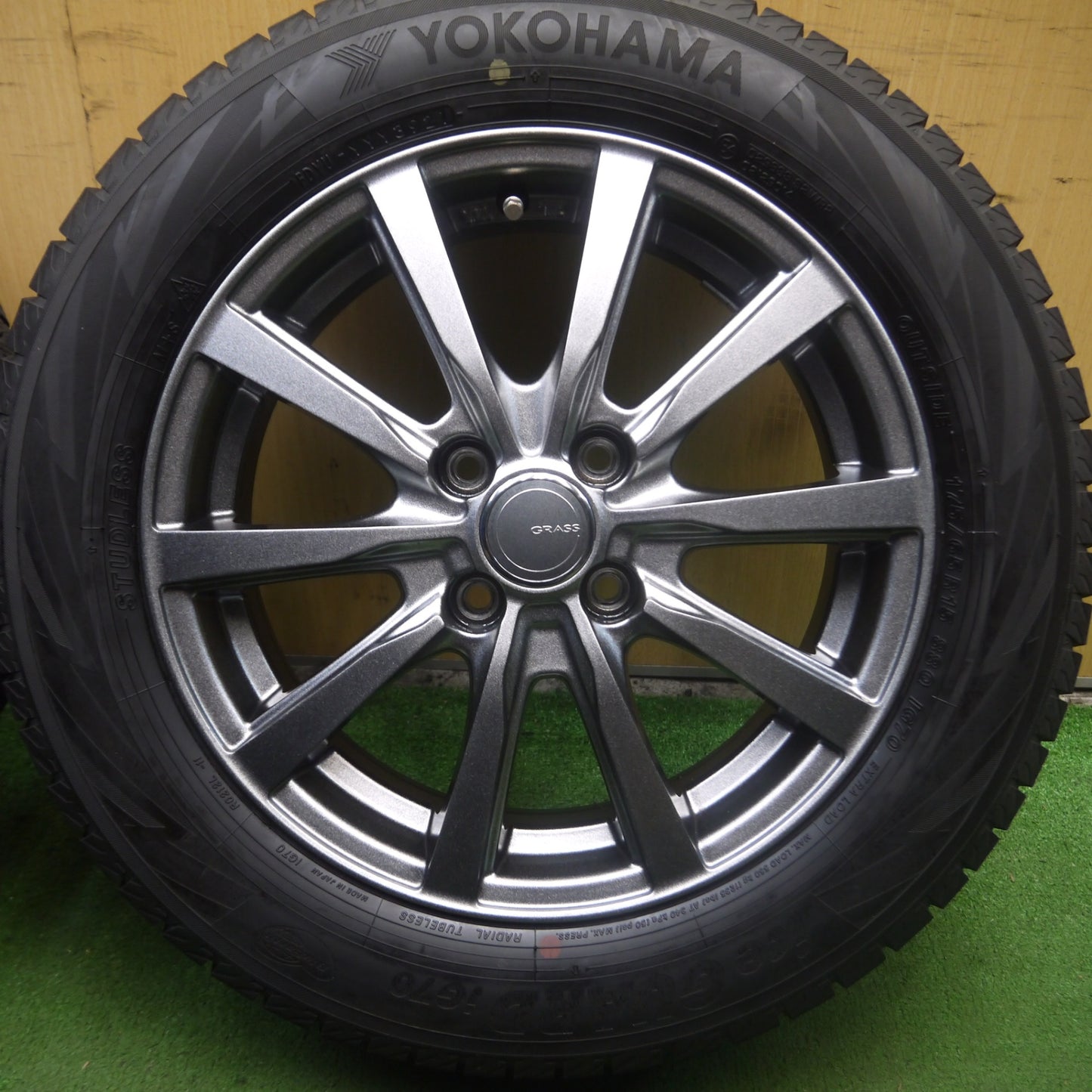 *送料無料* バリ溝！21年！キレイ！9.5分★スタッドレス 175/65R15 ヨコハマ アイスガード iG70 GRASS グラス 15インチ PCD100/4H★4021912Hス