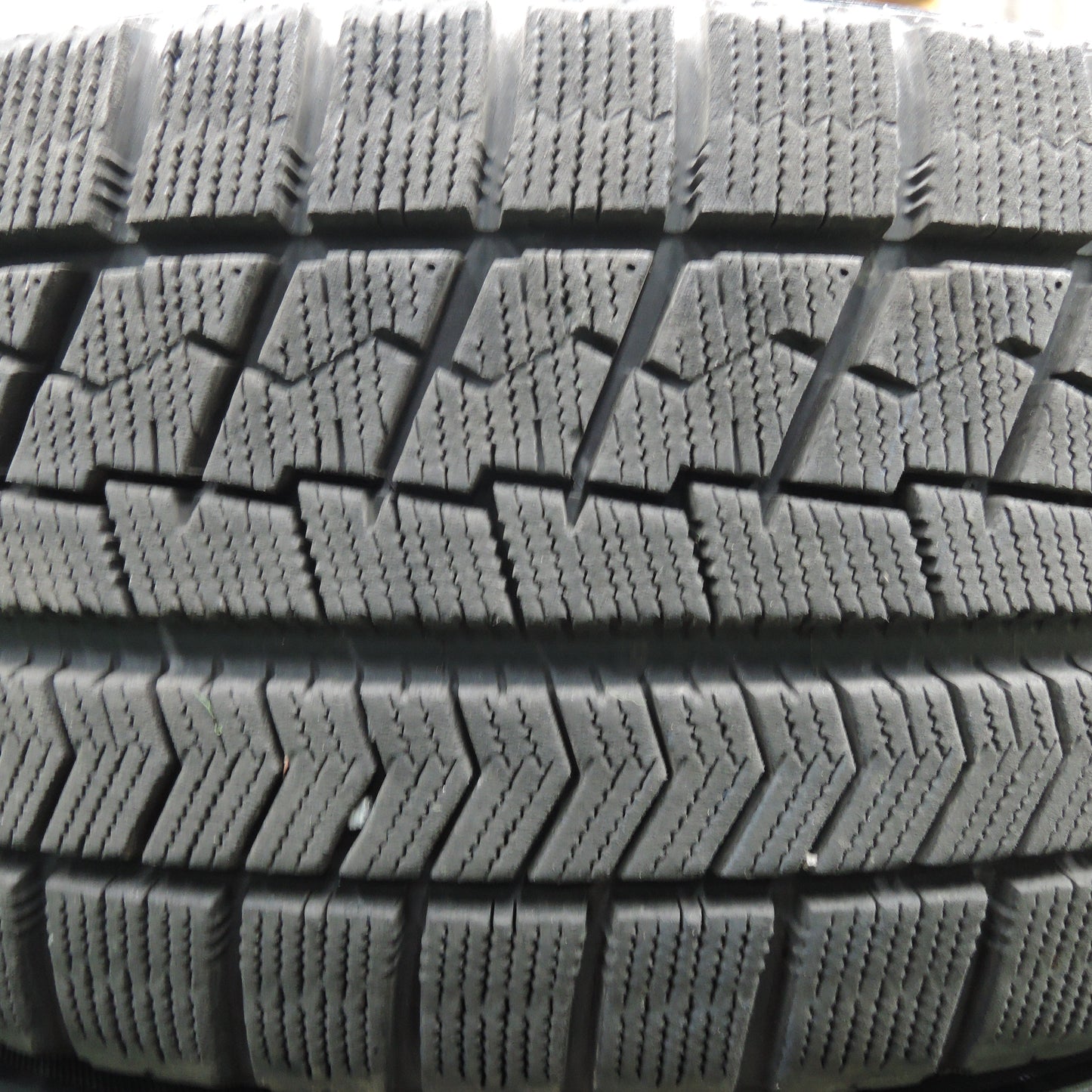 *送料無料*バリ溝！9分★スタッドレス 215/55R17 ブリヂストン ブリザック VRX Galeria GM01 ガレリア PCD114.3/5H★4010607HAス