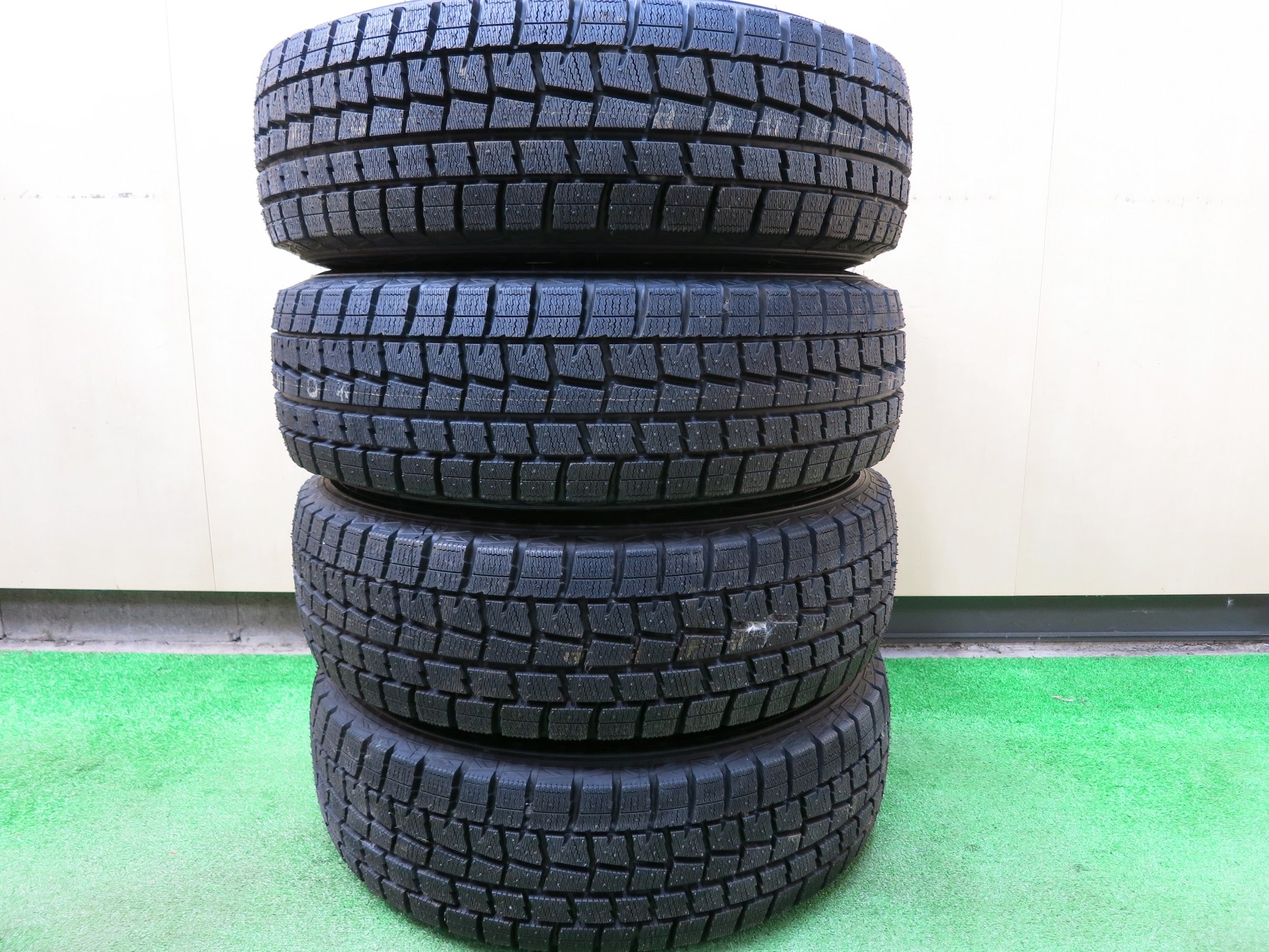 [送料無料]タイヤほぼ未使用！キレイ★スタッドレス 185/70R14 ダンロップ ウインターマックス WM01 RACING FORCE RF  14インチ PCD100/4H★2122808ヒス