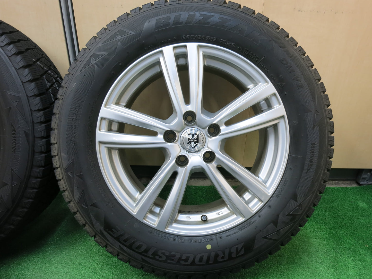 [送料無料]バリ溝！9.5分★スタッドレス 225/65R17 ブリヂストン ブリザック DM-V2 JOKER weds ジョーカー 17インチ PCD114.3/5H★3020402ヒス