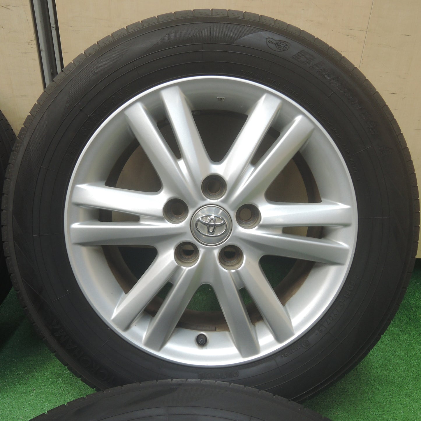 *送料無料* バリ溝！キレイ！8.5分★トヨタ マークX 純正 215/60R16 ヨコハマ BluEarth-A 16インチ PCD114.3/5H★4022108SYノ