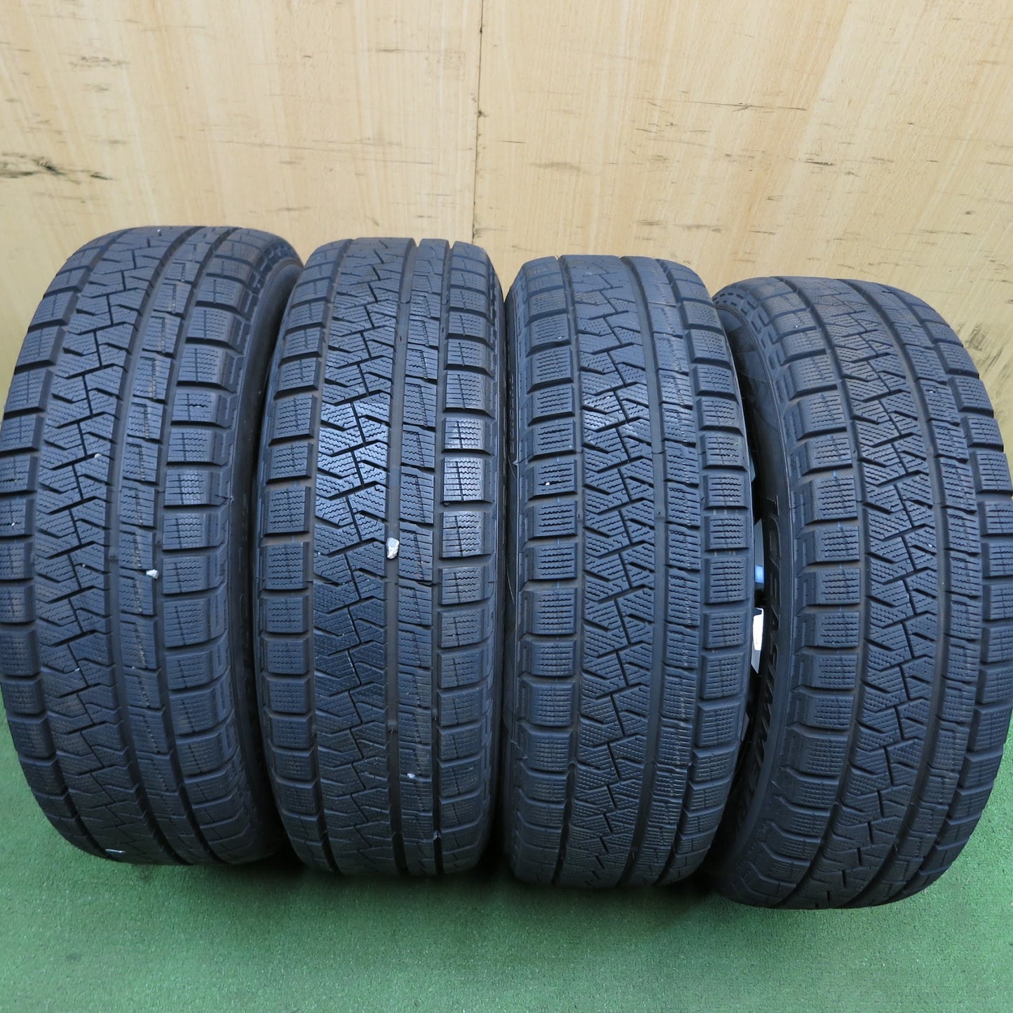 [送料無料]バリ溝！19年！キレイ！9.5分以上★スタッドレス 185/60R15 ピレリ アイスアシンメトリコ プラス TEAD テッド 15インチ PCD100/4H★3062308Hス