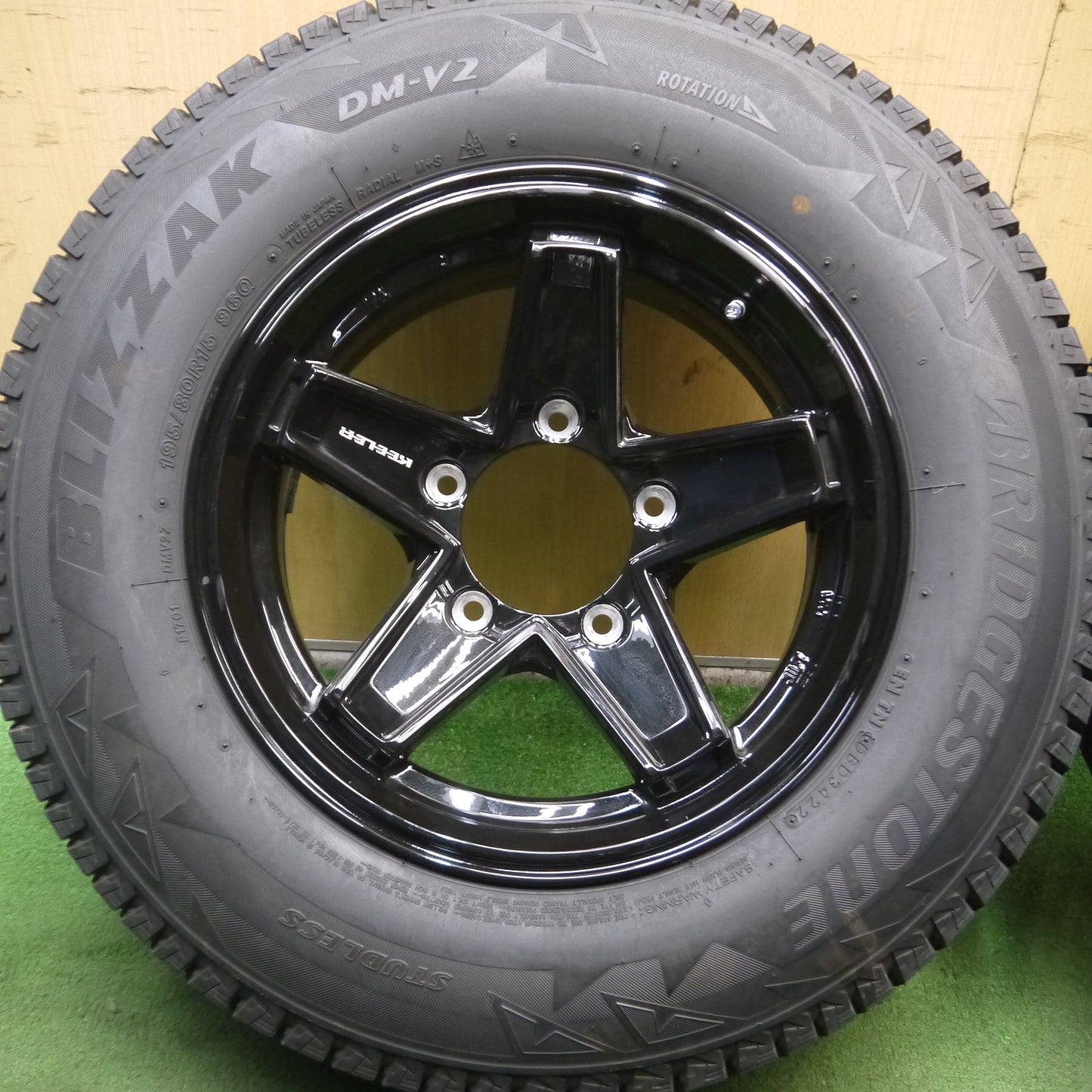 *送料無料*バリ溝！22年！キレイ！9.5分以上★ジムニーシエラ 等 KEELER 195/80R15 スタッドレス ブリヂストン ブリザック DM-V2 PCD139.7/5H★3102710Hス