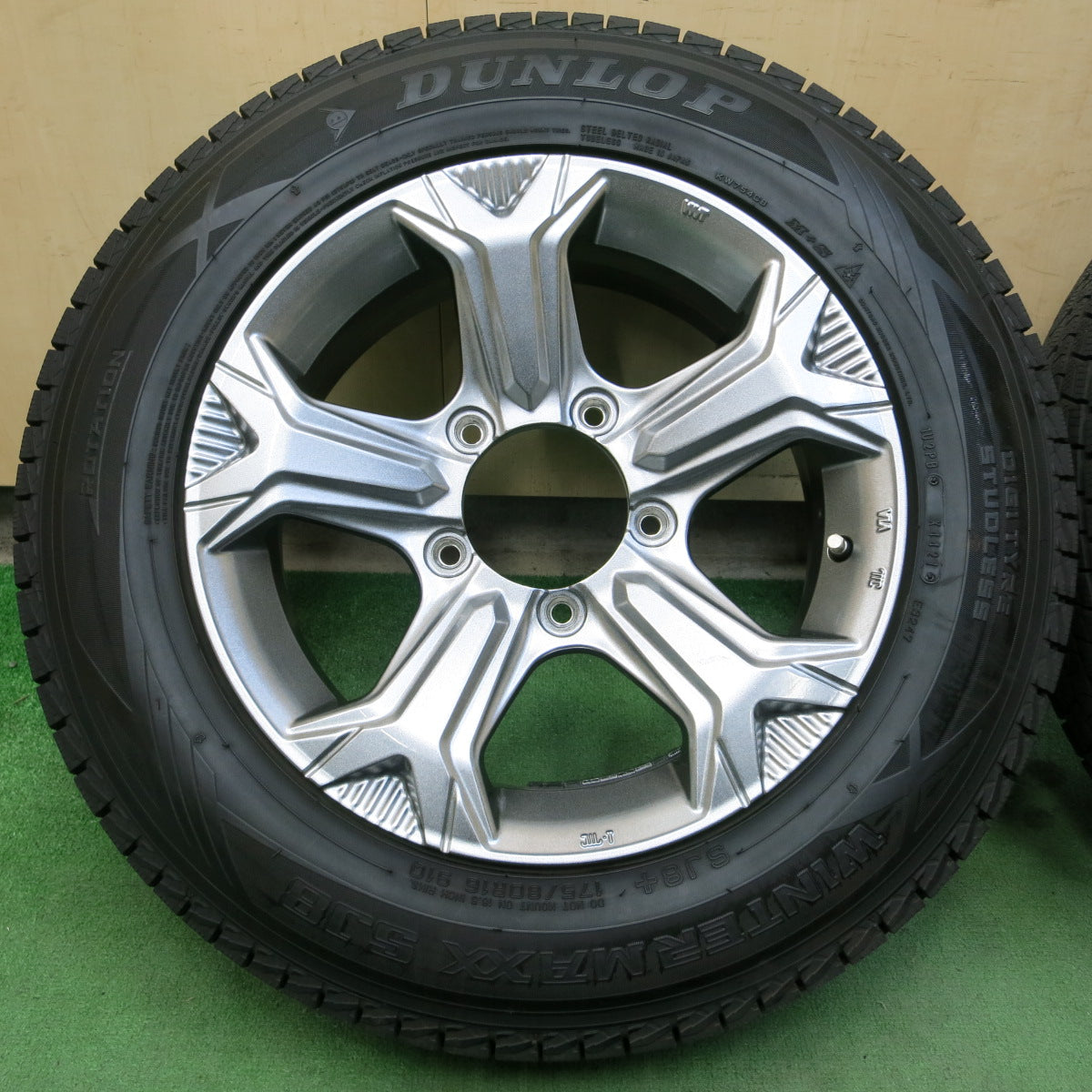 *送料無料*バリ溝！キレイ！9.5分★ジムニー 等 ワイルドクルージング 175/80R16 スタッドレス ダンロップ ウインターマックス SJ8 KCクロス PCD139.7/5H★3103107イス