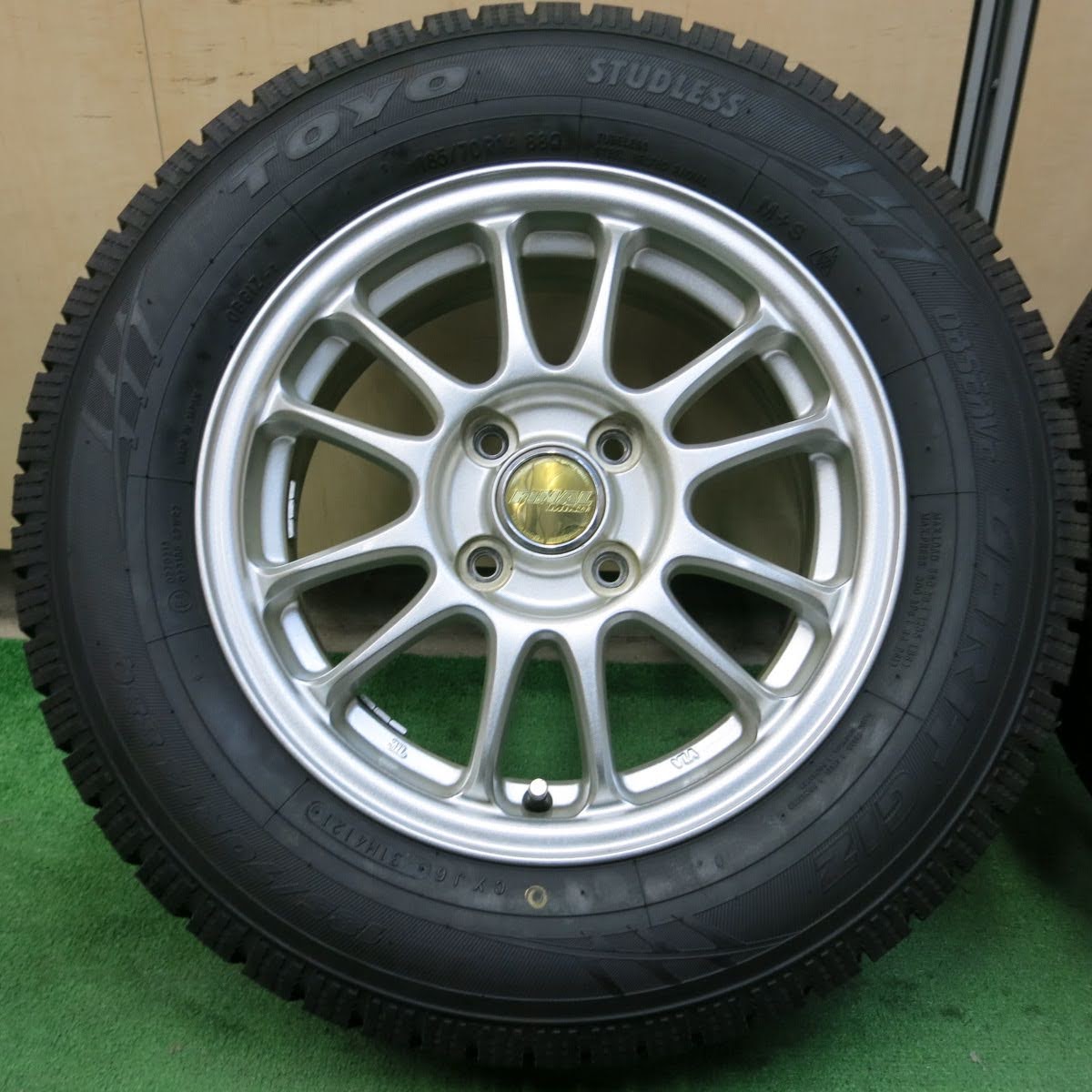 [送料無料]超バリ溝！21年！キレイ！ほぼ10分★スタッドレス 185/70R14 トーヨー ガリット GIZ FINAL MIND A-TECH 14インチ PCD100/4H★3072210イス