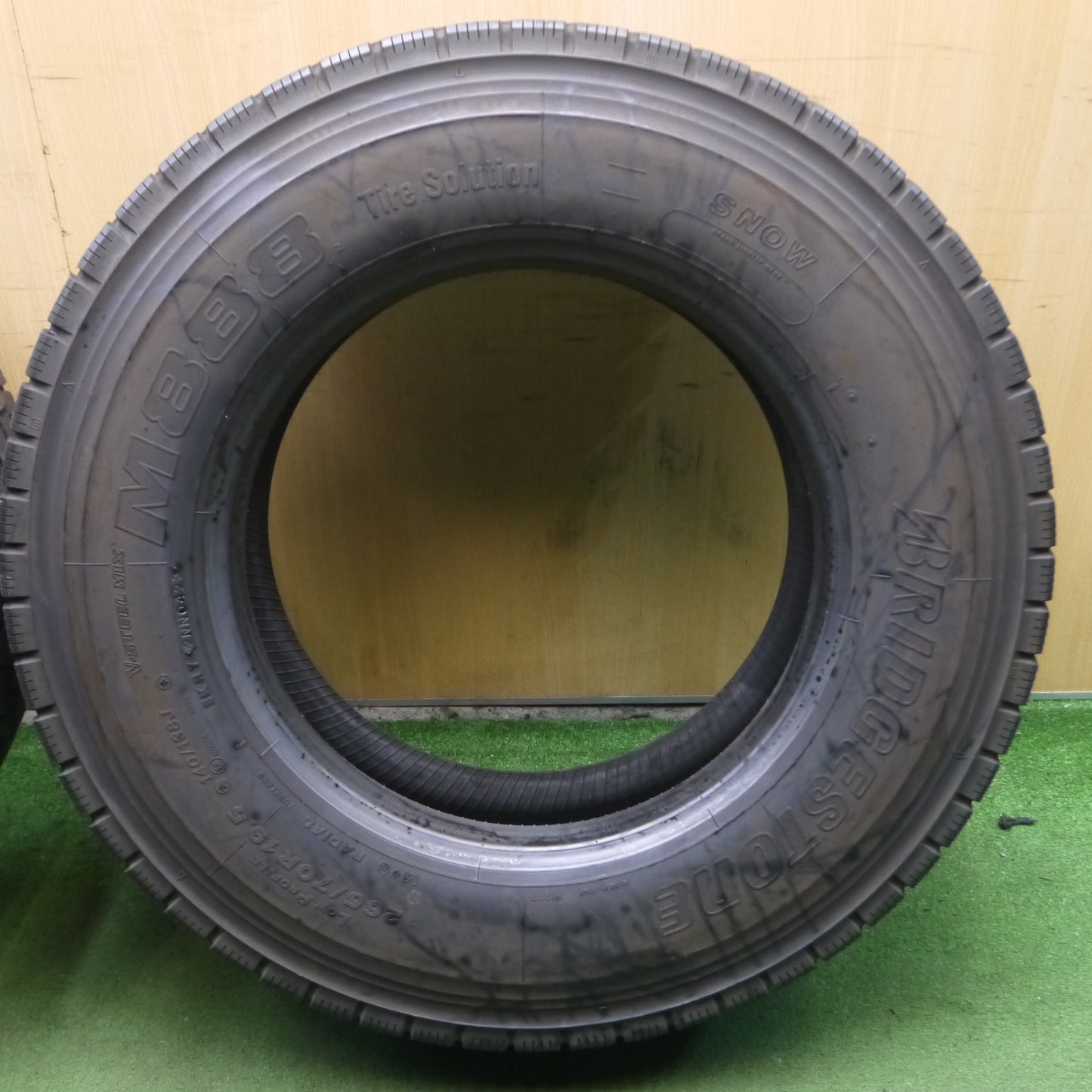 *送料無料* バリ溝！23年！8.5分★トラック タイヤ 265/70R19.5 140/138J ブリヂストン M888 ミックス オールシーズン 19.5インチ★4030106KKスタ