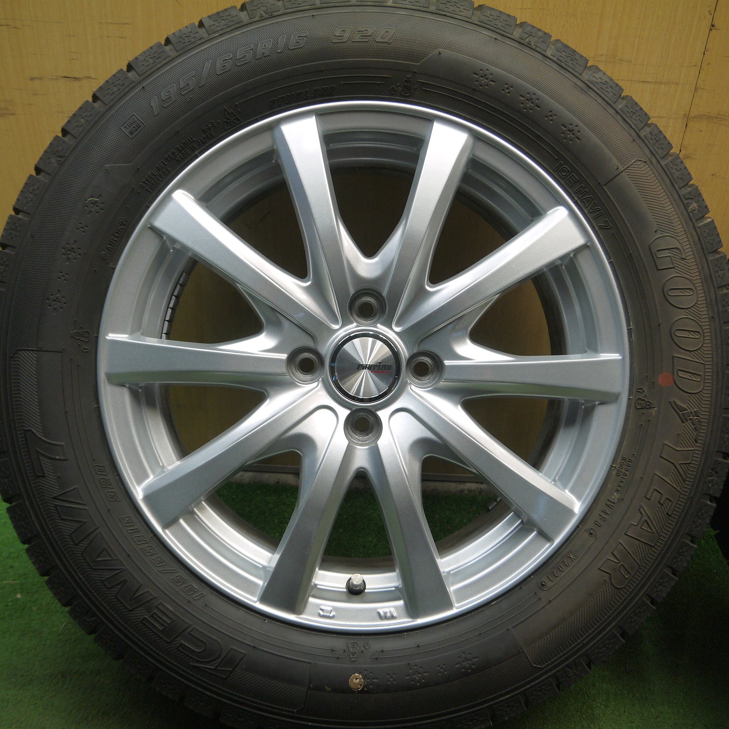 *送料無料*バリ溝！21年！キレイ！9.5分以上★スタッドレス 195/65R16 グッドイヤー アイスナビ7 ravrion RS01 ラブリオン 16インチ PCD100/4H★3112001Hス