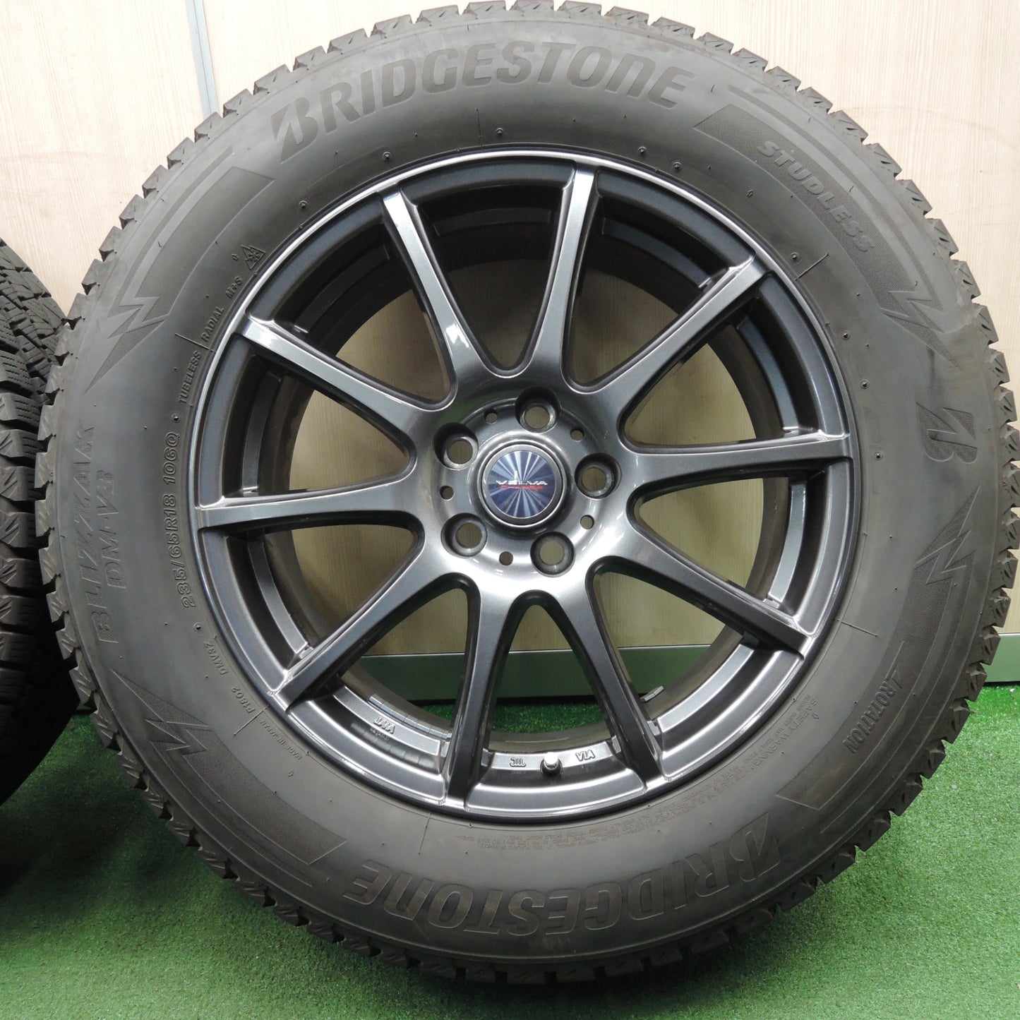 *送料無料* バリ溝！22年！キレイ！8.5分★スタッドレス 235/65R18 ブリヂストン ブリザック DM-V3 VELVA CHARGE ヴェルヴァ PCD114.3/5H★4022903NJス