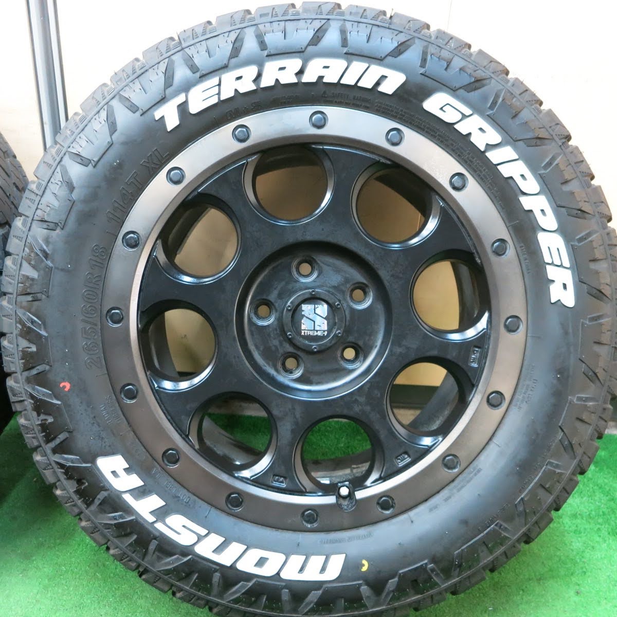 [送料無料]バリ溝！22年！キレイ！9.5分★ジープ 等 XTREME-J XJ03 265/60R18 ホワイトレター モンスタ テレーン エクストリームJ PCD127/5H★3092507ヒノ