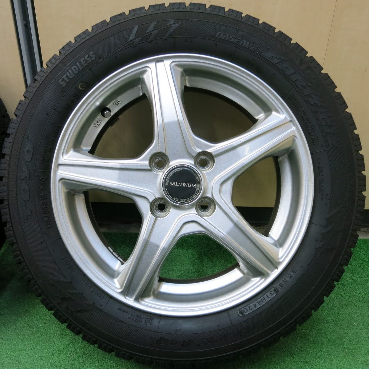 [送料無料]バリ溝！20年！キレイ！9.5分★スタッドレス 175/65R15 トーヨー オブザーブ ガリット GIZ BALMINUM バルミナ 15インチ PCD100/4H★3070503イス