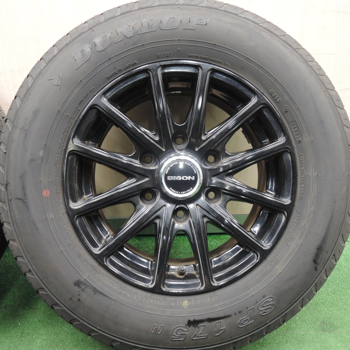 *送料無料* バリ溝！22年！9.5分★ハイエース等 195/80R15 107/105N ダンロップ SP175N BISON バイソン 15インチ PCD139.7/6H★4021202HAノ