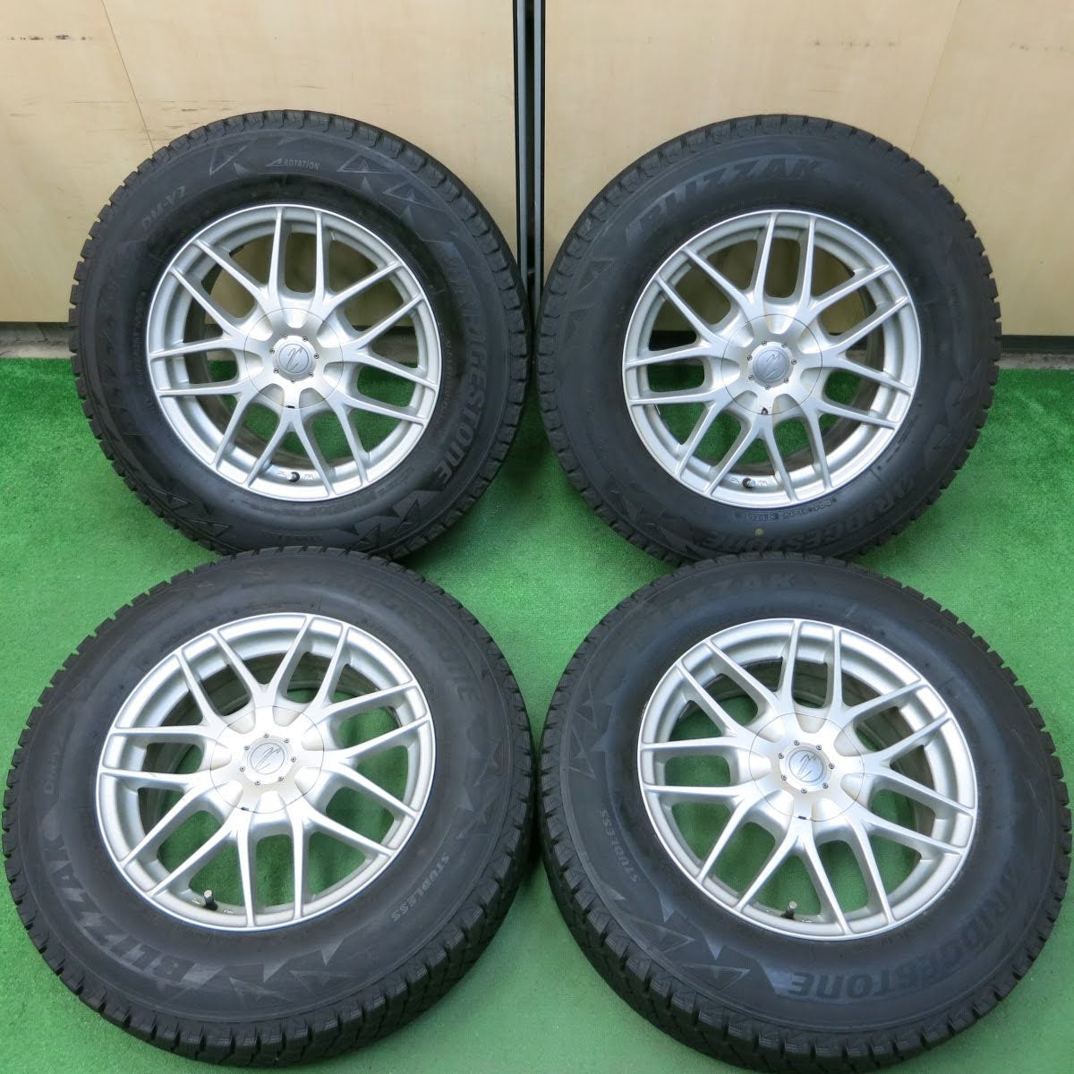 [送料無料]バリ溝！9.5分★スタッドレス 215/70R16 ブリヂストン ブリザック DM-V2 社外 アルミ ホイール 16インチ PCD100 114.3/5H マルチ★3070306イス