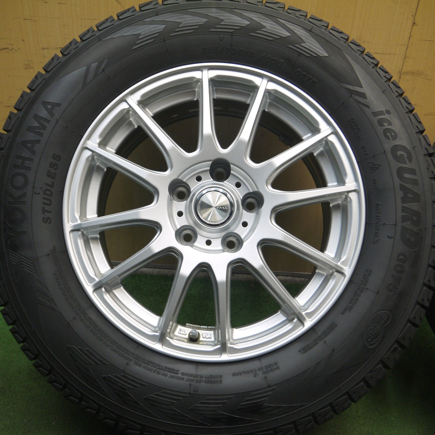 *送料無料*バリ溝！キレイ！9分★スタッドレス 215/70R16 ヨコハマ アイスガード G075 GRASS グラス 16インチ PCD114.3/5H★3120104Hス