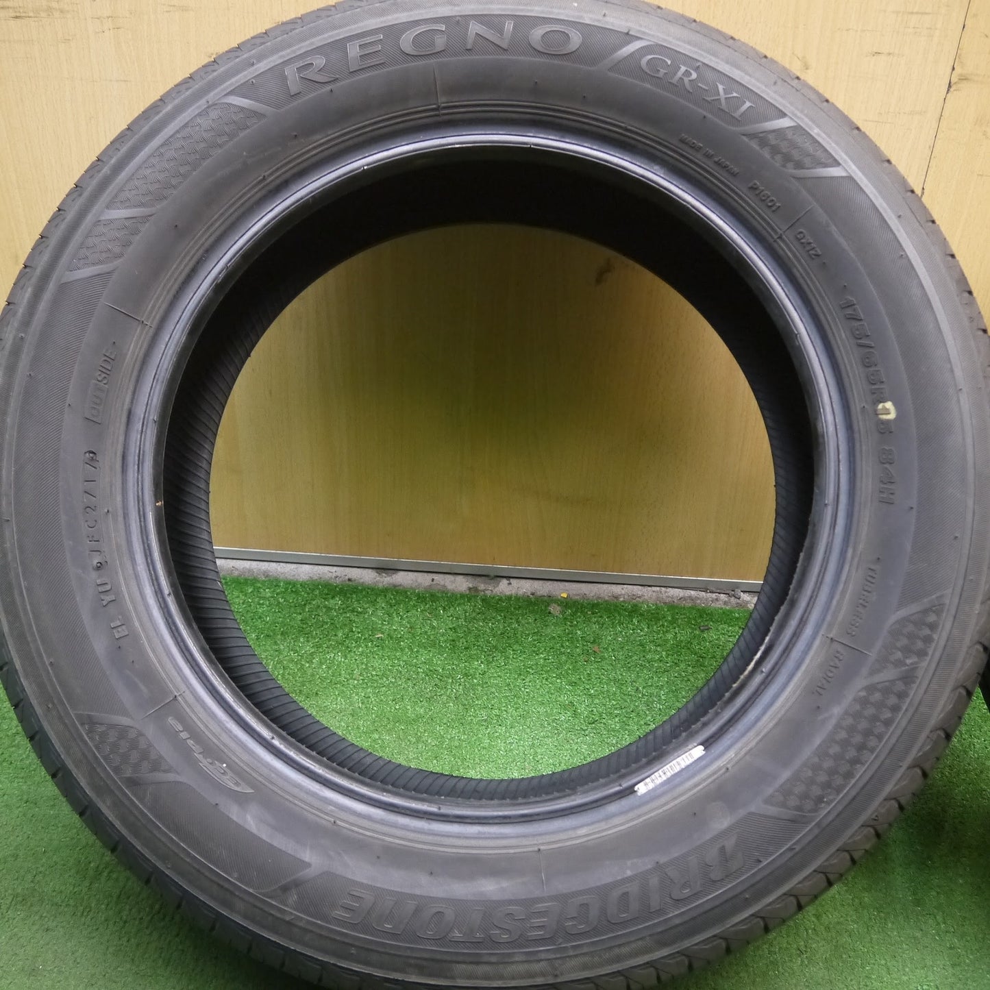 [送料無料]バリ溝！9分★175/65R15 ブリヂストン レグノ GR-XI タイヤ 15インチ スイフト アクア フィット 等★3082110Hノタ