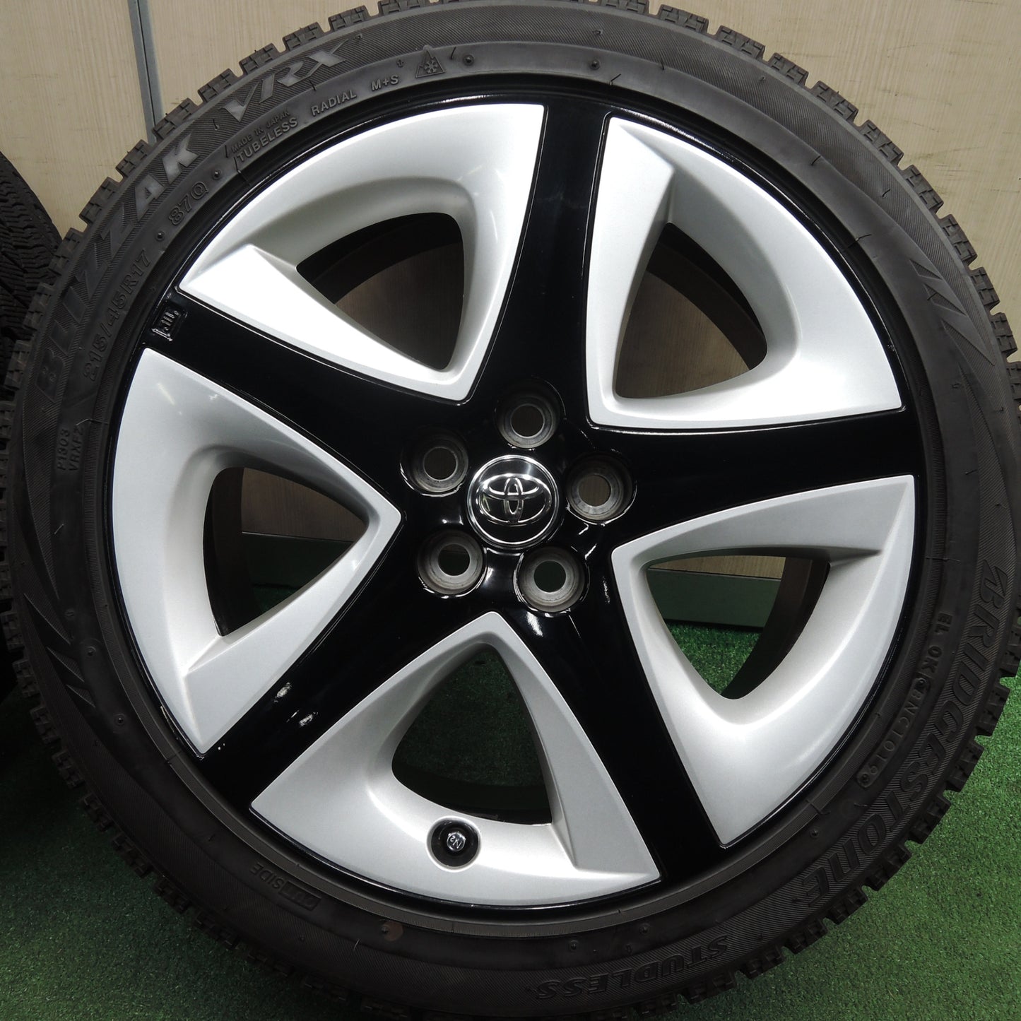 *送料無料* バリ溝！キレイ！9.5分★トヨタ 50系 プリウス ツーリング 純正 215/45R17 スタッドレス ブリヂストン ブリザック VRX PCD100/5H★4021705HAス