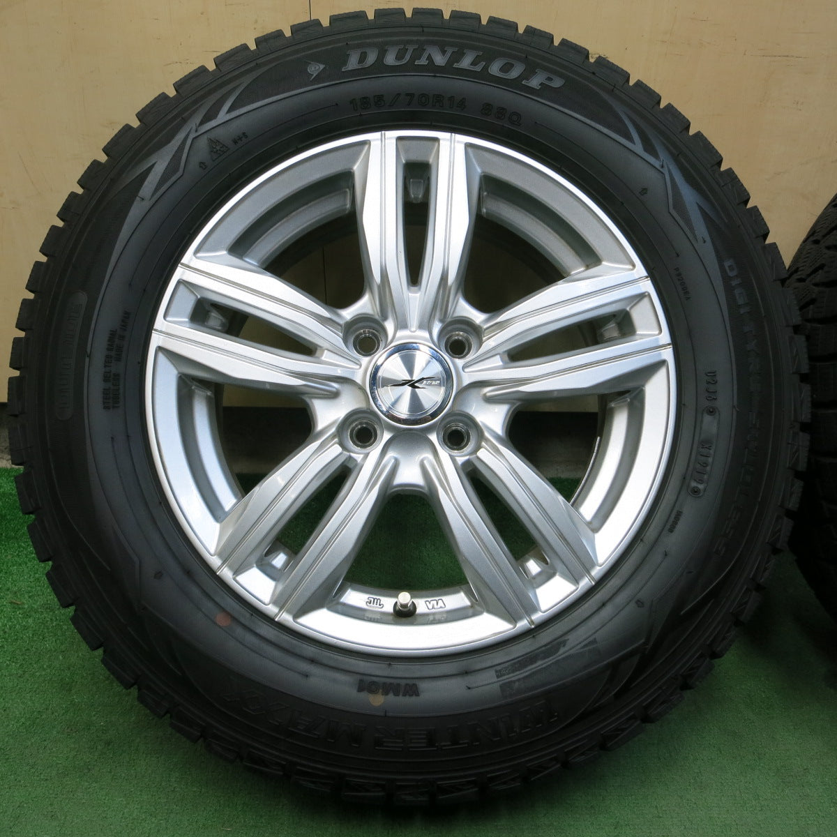 *送料無料*バリ溝！19年！キレイ！ほぼ10分★スタッドレス 185/70R14 ダンロップ ウインターマックス WM01 JOKER ジョーカー 14インチ PCD100/4H★3102109イス