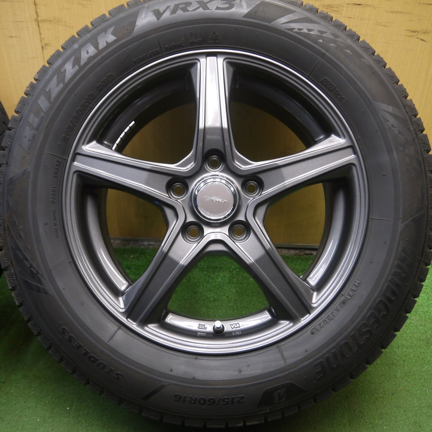 *送料無料* バリ溝！21年！綺麗！9.5分★スタッドレス 215/60R16 ブリヂストン ブリザック VRX3 TOPRUN トップラン PCD114.3/5H★4030613Hス