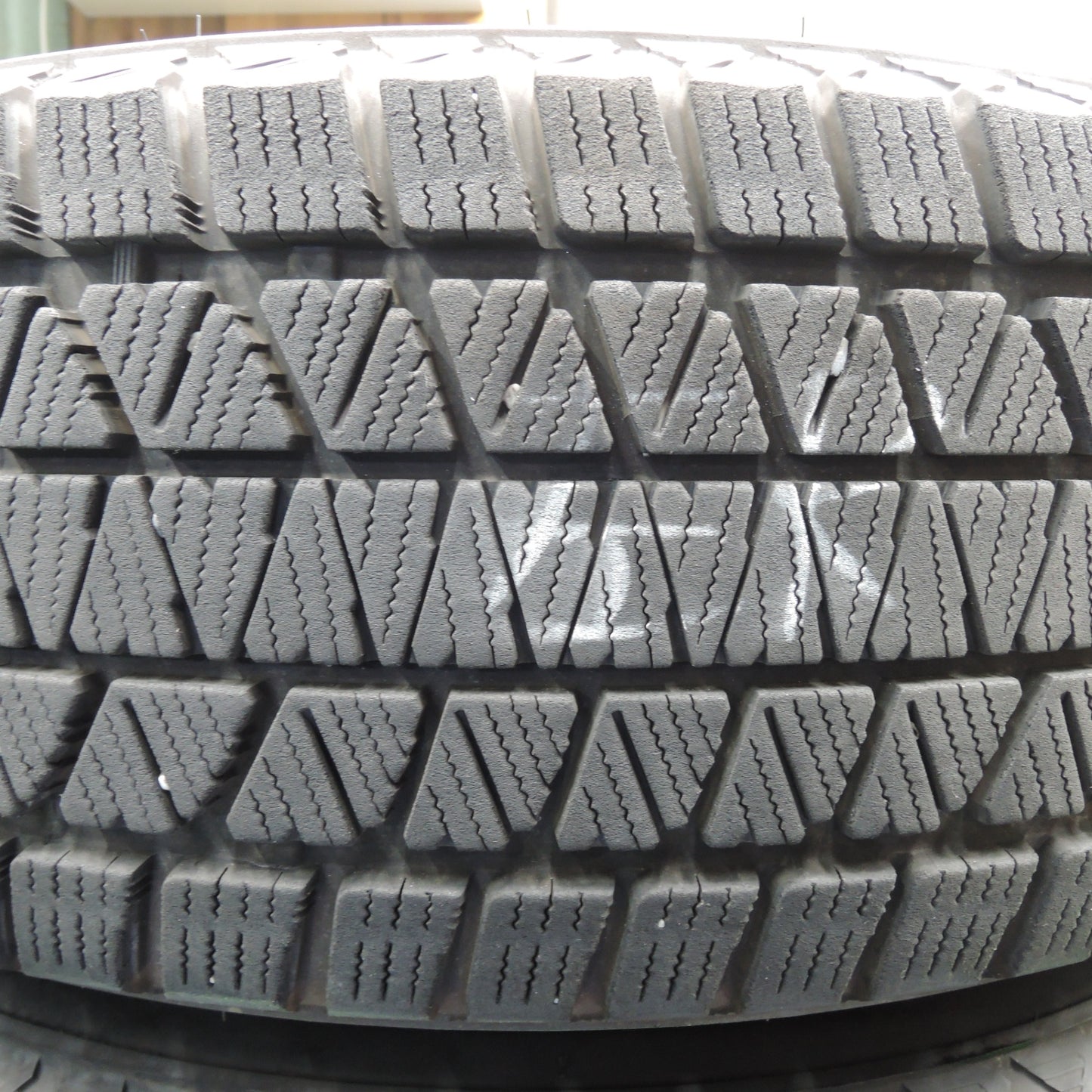 *送料無料* バリ溝！22年！キレイ！8.5分★スタッドレス 235/65R18 ブリヂストン ブリザック DM-V3 VELVA CHARGE ヴェルヴァ PCD114.3/5H★4022903NJス