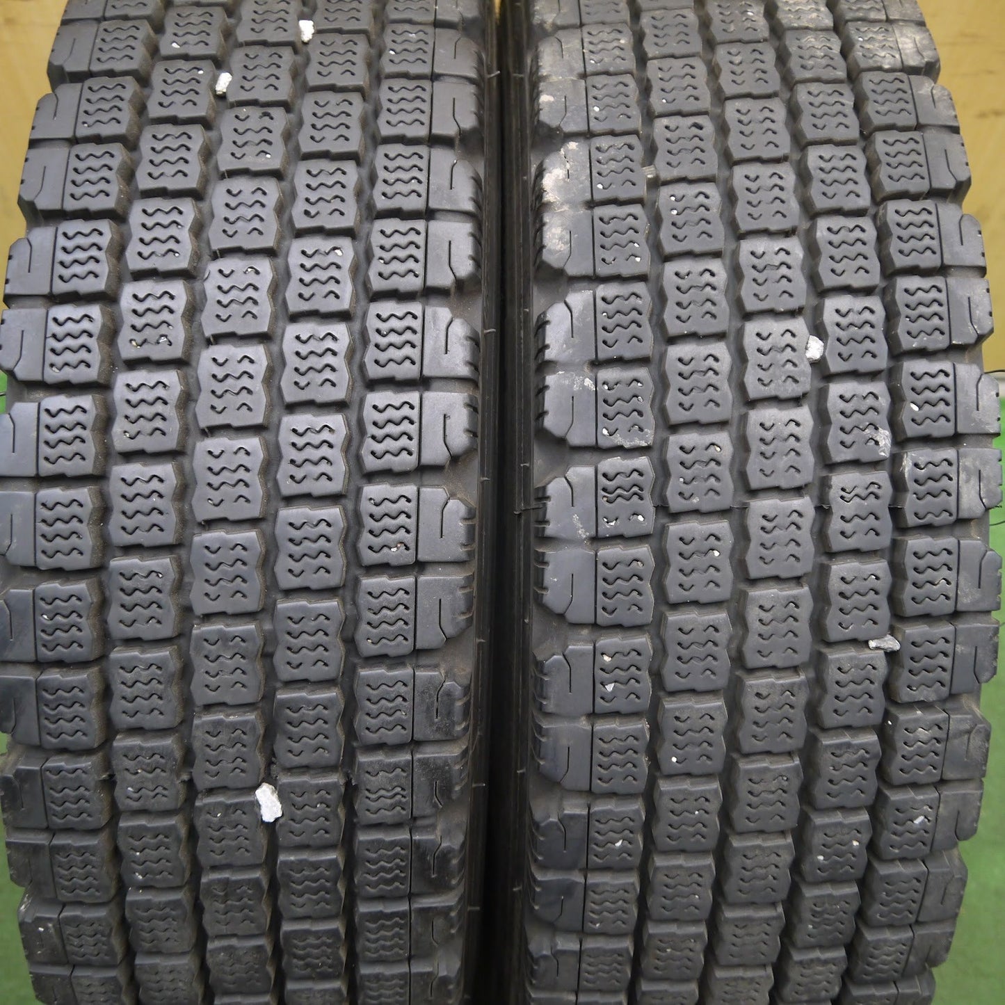 [送料無料]2本価格★トラック 再生 タイヤ 225/80R17.5 123/122L スタッドレス ブリヂストン W910 ベース 17.5インチ★3040504クスタ