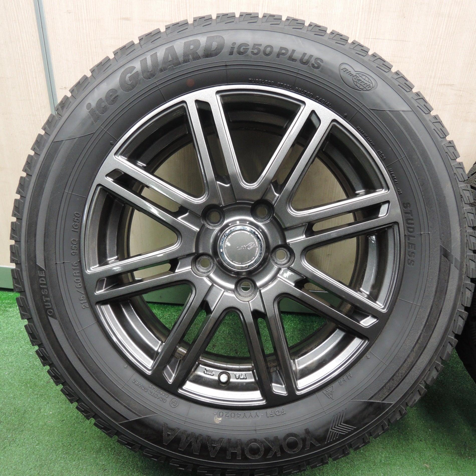 *送料無料* バリ溝！20年！キレイ！9.5分★スタッドレス 215/60R16 ヨコハマ アイスガード iG50 プラス LAYCEA レイシア  16インチ PCD114.3/5H★4021308TNス